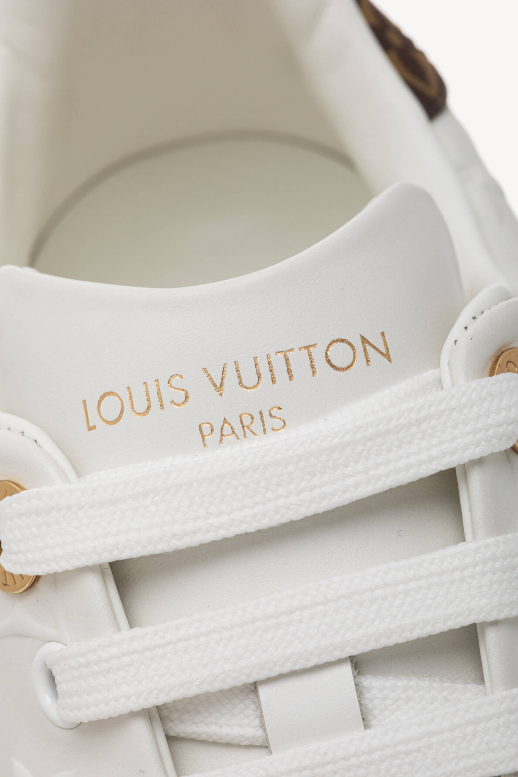 <span style="font-size: 10px; color: rgb(101, 101, 101);letter-spacing: .15em;">HARD TO FIND</span><br><strong> LOUIS VUITTON </strong><br><div style="margin-top:10px; font-size:16px;"> Lambskin Embossed Monogram Time Out Sneaker White 1AAP6G 37.5 </div><br> - Image 12