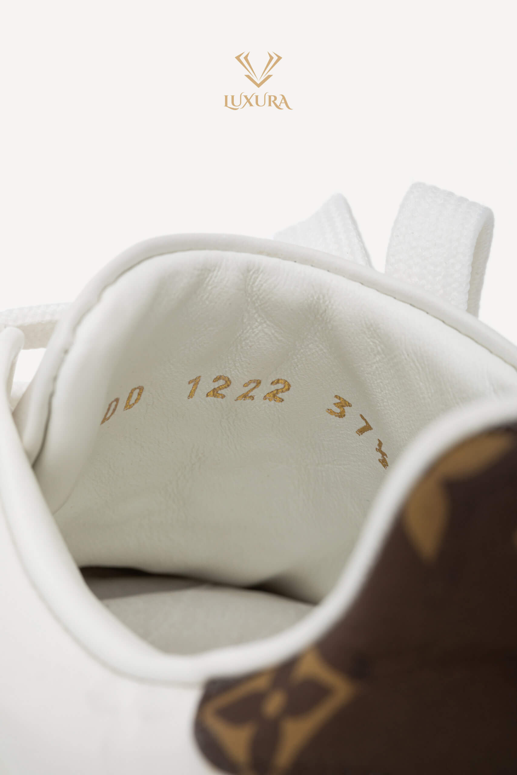 <span style="font-size: 10px; color: rgb(101, 101, 101);letter-spacing: .15em;">HARD TO FIND</span><br><strong> LOUIS VUITTON </strong><br><div style="margin-top:10px; font-size:16px;"> Lambskin Embossed Monogram Time Out Sneaker White 1AAP6G 37.5 </div><br> - Image 13