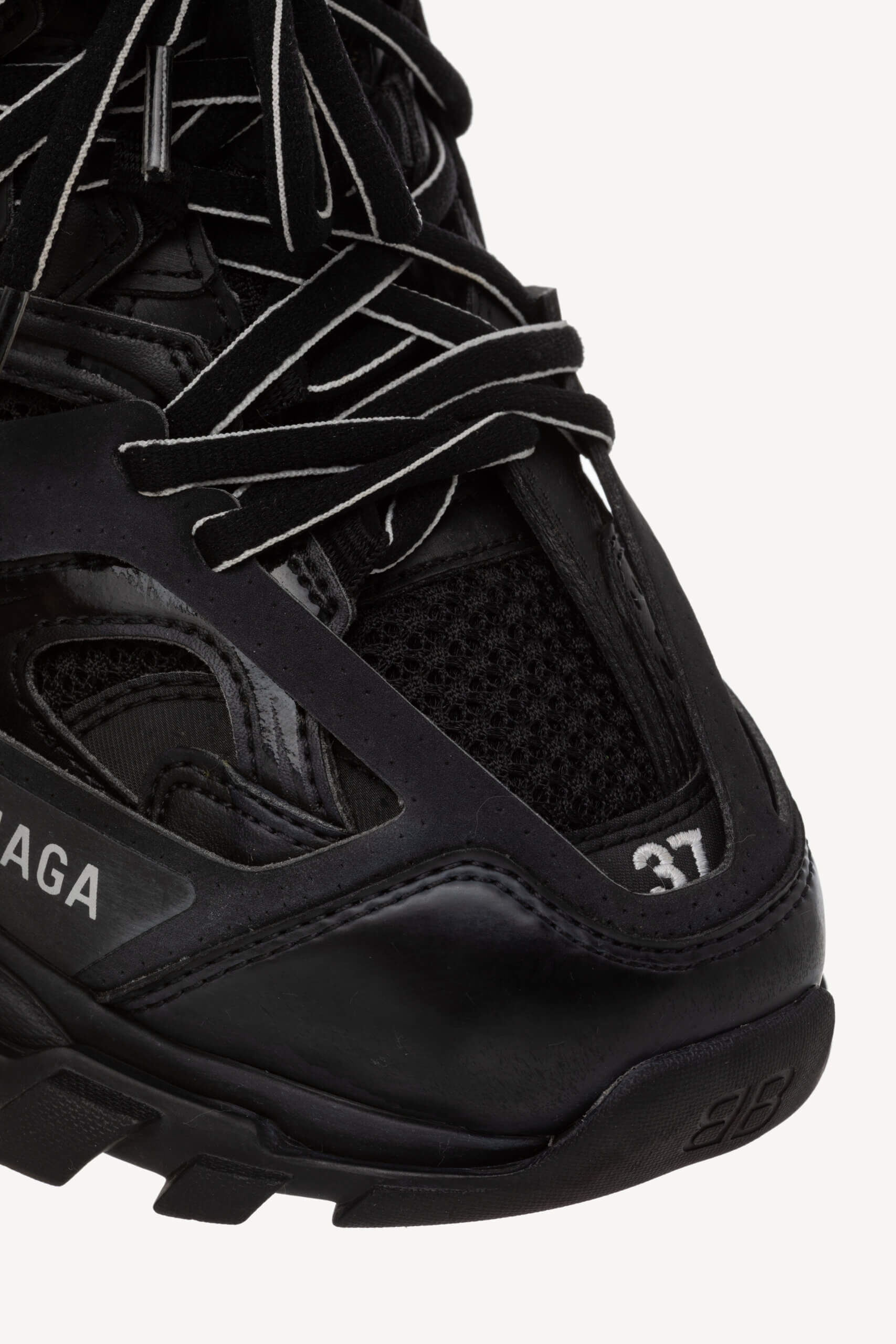 <span style="font-size: 10px; color: rgb(101, 101, 101);letter-spacing: .15em;">BEST DEAL</span><br><strong> BALENCIAGA </strong><br><div style="margin-top:10px; font-size:16px;"> Track Sneakers Black 37 </div><br> - Image 9