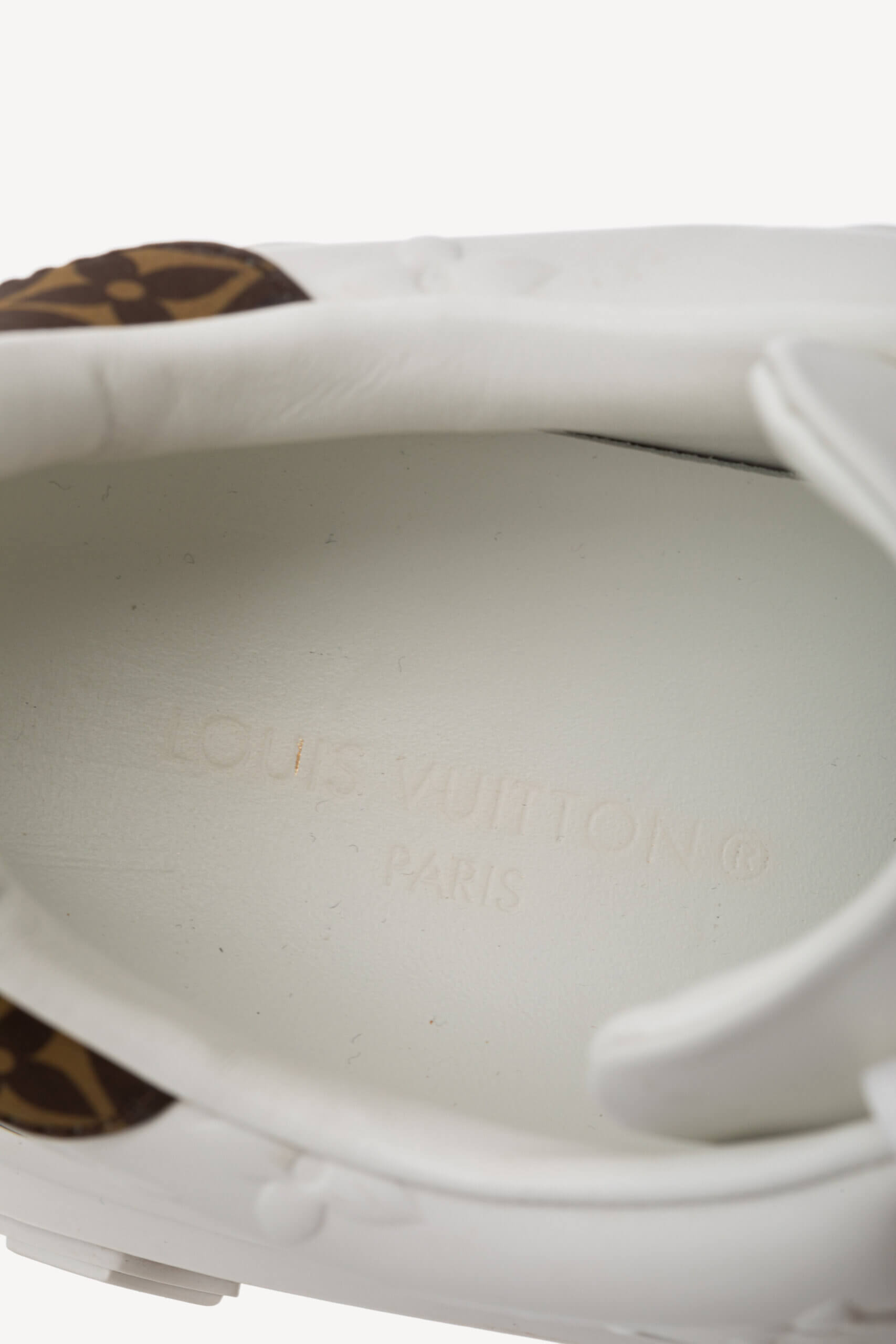 <span style="font-size: 10px; color: rgb(101, 101, 101);letter-spacing: .15em;">HARD TO FIND</span><br><strong> LOUIS VUITTON </strong><br><div style="margin-top:10px; font-size:16px;"> Lambskin Embossed Monogram Time Out Sneaker White 1AAP6G 37.5 </div><br> - Image 14