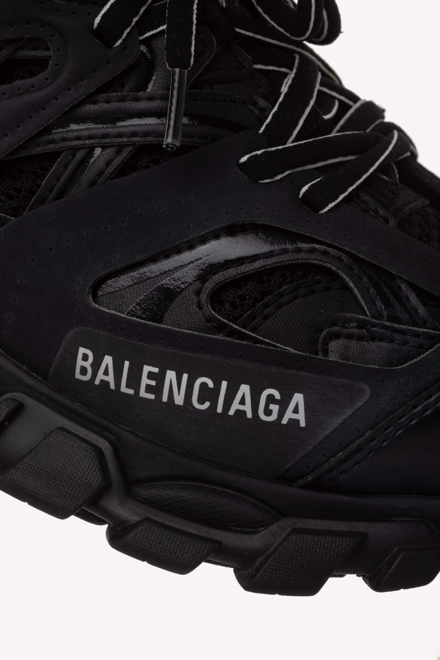 <span style="font-size: 10px; color: rgb(101, 101, 101);letter-spacing: .15em;">BEST DEAL</span><br><strong> BALENCIAGA </strong><br><div style="margin-top:10px; font-size:16px;"> Track Sneakers Black 37 </div><br> - Image 10