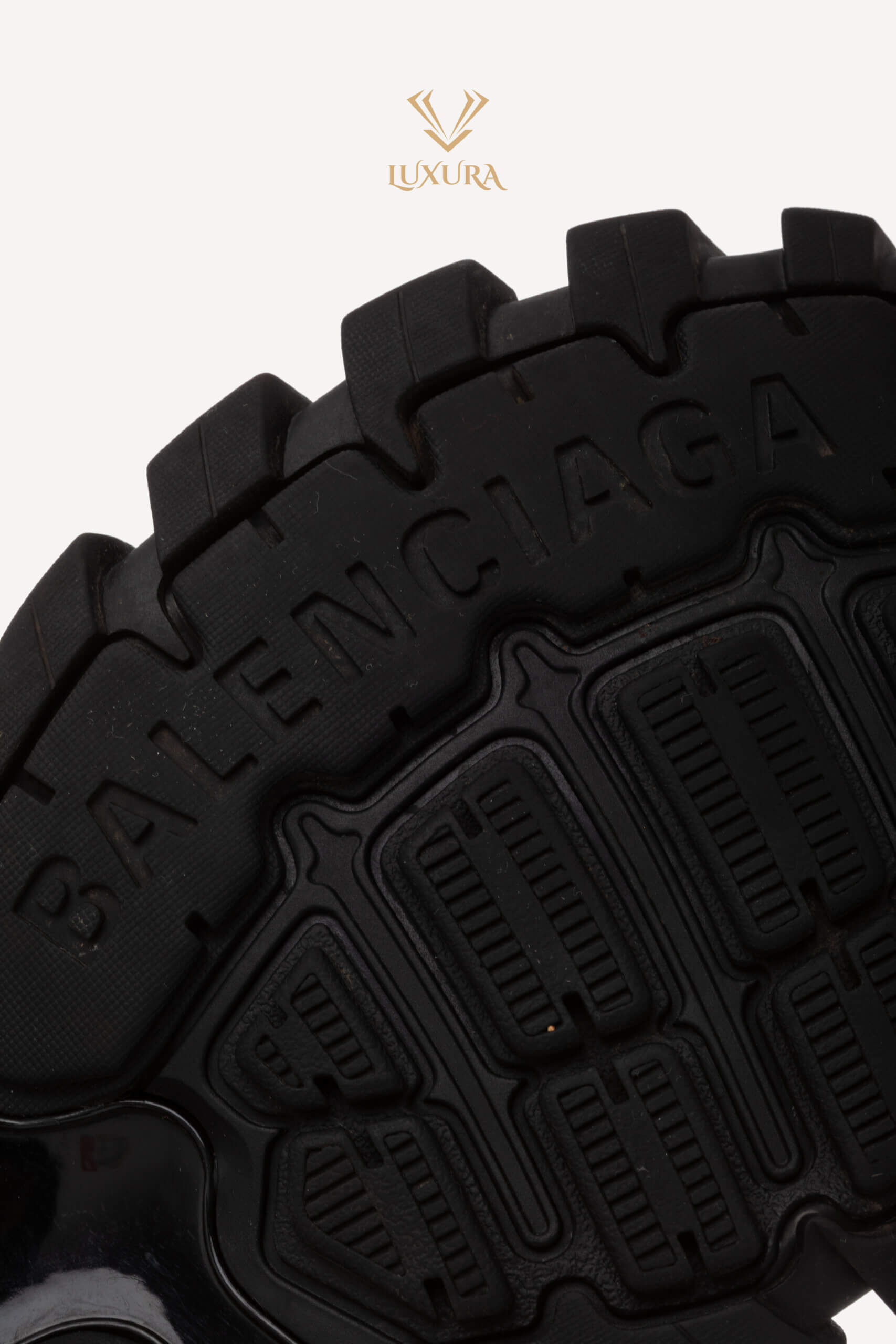 <span style="font-size: 10px; color: rgb(101, 101, 101);letter-spacing: .15em;">BEST DEAL</span><br><strong> BALENCIAGA </strong><br><div style="margin-top:10px; font-size:16px;"> Track Sneakers Black 37 </div><br> - Image 19