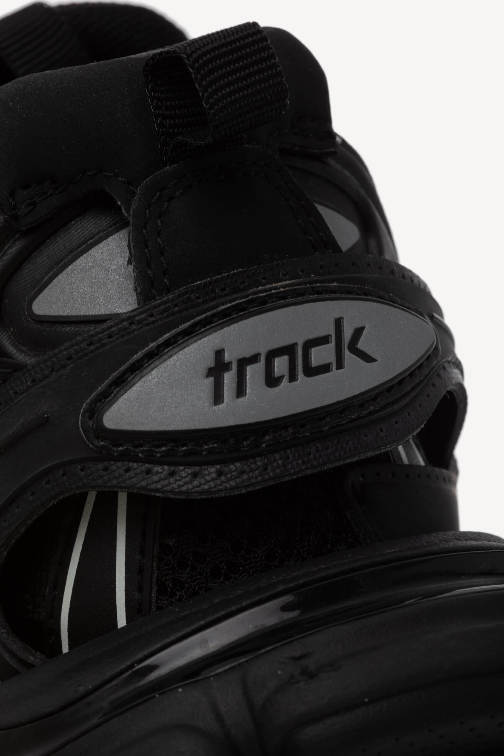 <span style="font-size: 10px; color: rgb(101, 101, 101);letter-spacing: .15em;">BEST DEAL</span><br><strong> BALENCIAGA </strong><br><div style="margin-top:10px; font-size:16px;"> Track Sneakers Black 37 </div><br> - Image 12