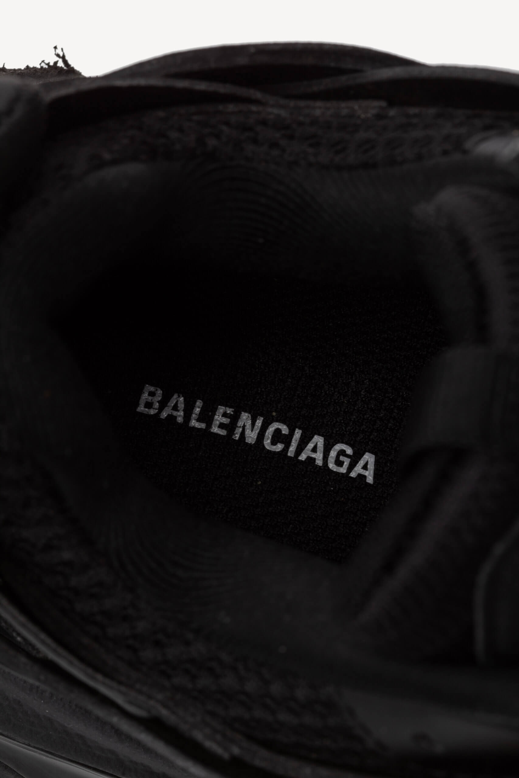 <span style="font-size: 10px; color: rgb(101, 101, 101);letter-spacing: .15em;">BEST DEAL</span><br><strong> BALENCIAGA </strong><br><div style="margin-top:10px; font-size:16px;"> Track Sneakers Black 37 </div><br> - Image 13