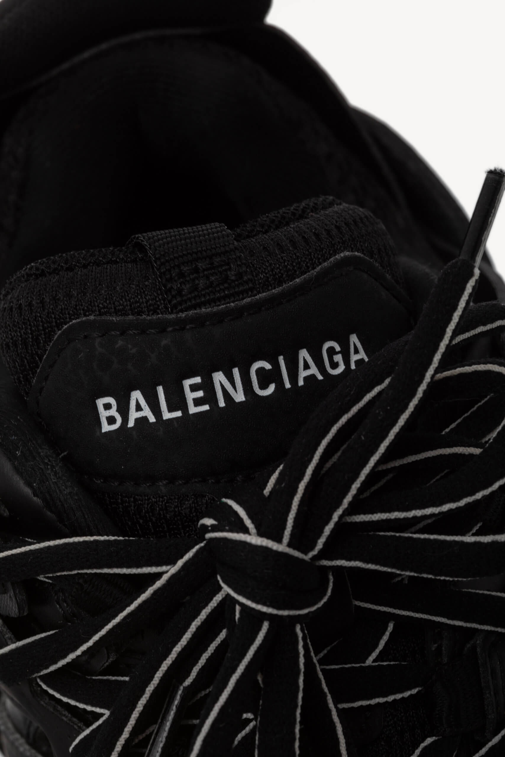 <span style="font-size: 10px; color: rgb(101, 101, 101);letter-spacing: .15em;">BEST DEAL</span><br><strong> BALENCIAGA </strong><br><div style="margin-top:10px; font-size:16px;"> Track Sneakers Black 37 </div><br> - Image 11
