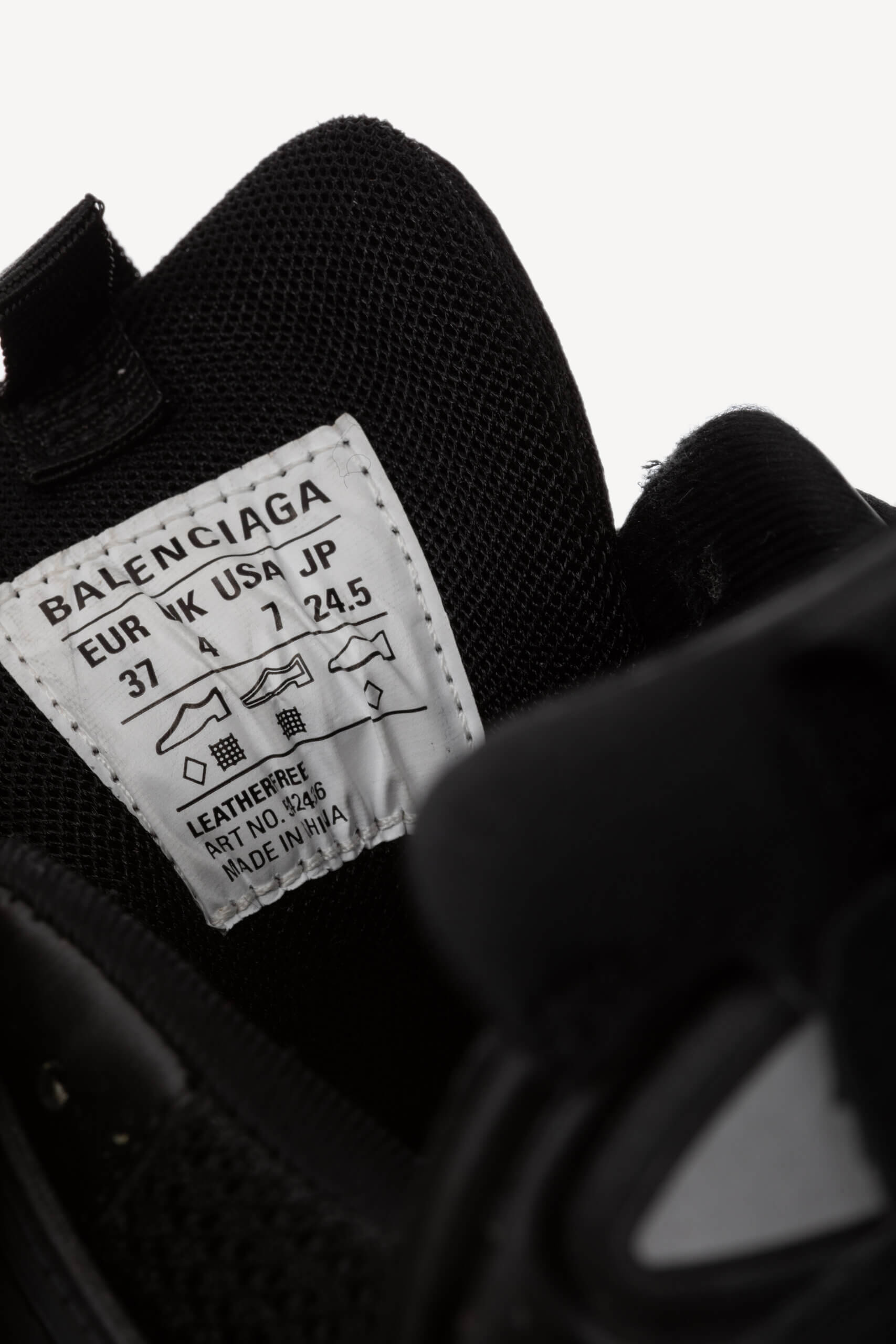<span style="font-size: 10px; color: rgb(101, 101, 101);letter-spacing: .15em;">BEST DEAL</span><br><strong> BALENCIAGA </strong><br><div style="margin-top:10px; font-size:16px;"> Track Sneakers Black 37 </div><br> - Image 14