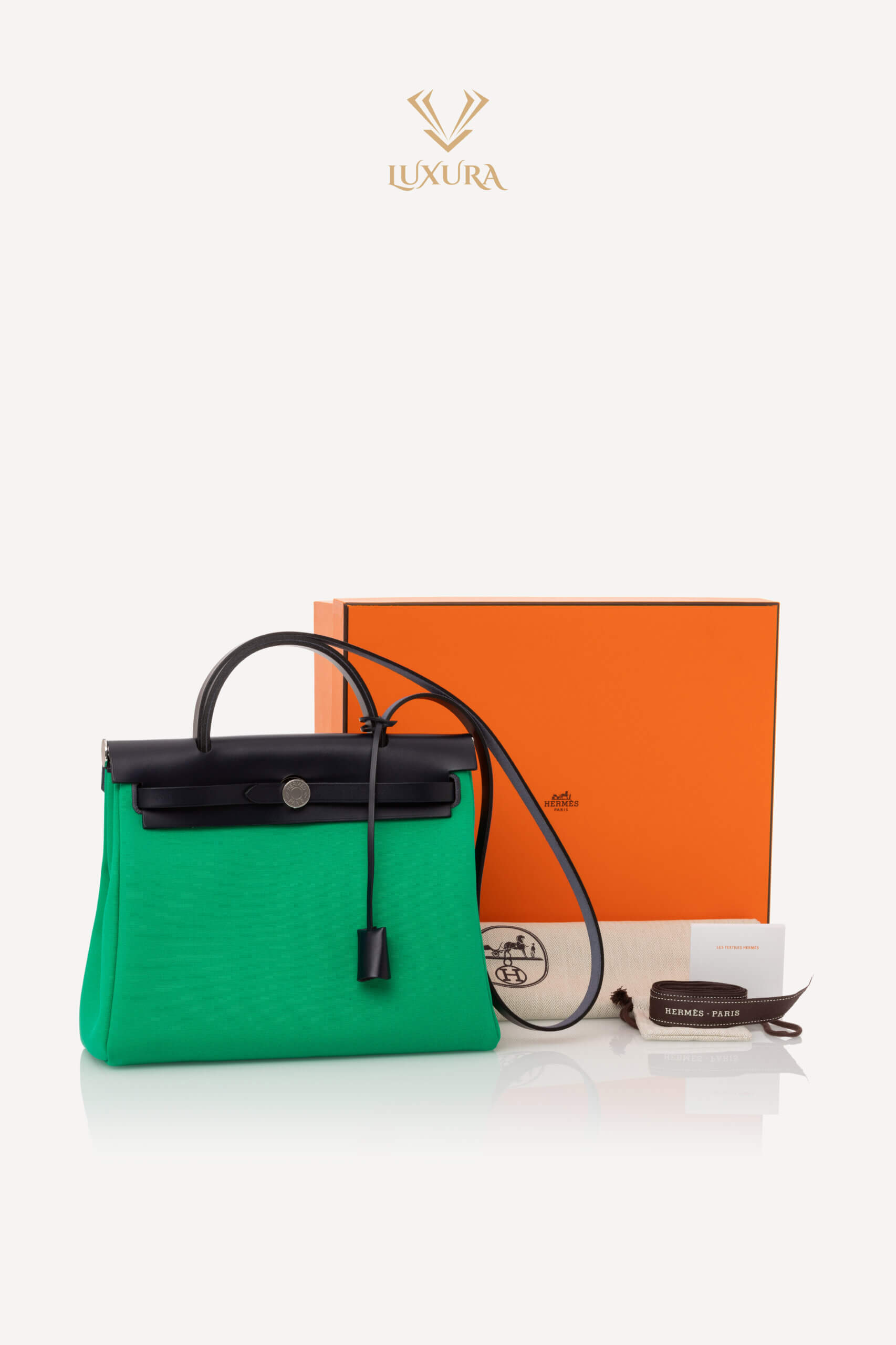 <span style="font-size: 10px; color: rgb(101, 101, 101);letter-spacing: .15em;">HARD TO FIND</span><br><strong> HERMES </strong><br><div style="margin-top:10px; font-size:16px;"> Herbag Zip 31 Vache Hunter Menthe Toile Bleu Indigo </div><br> - Image 2