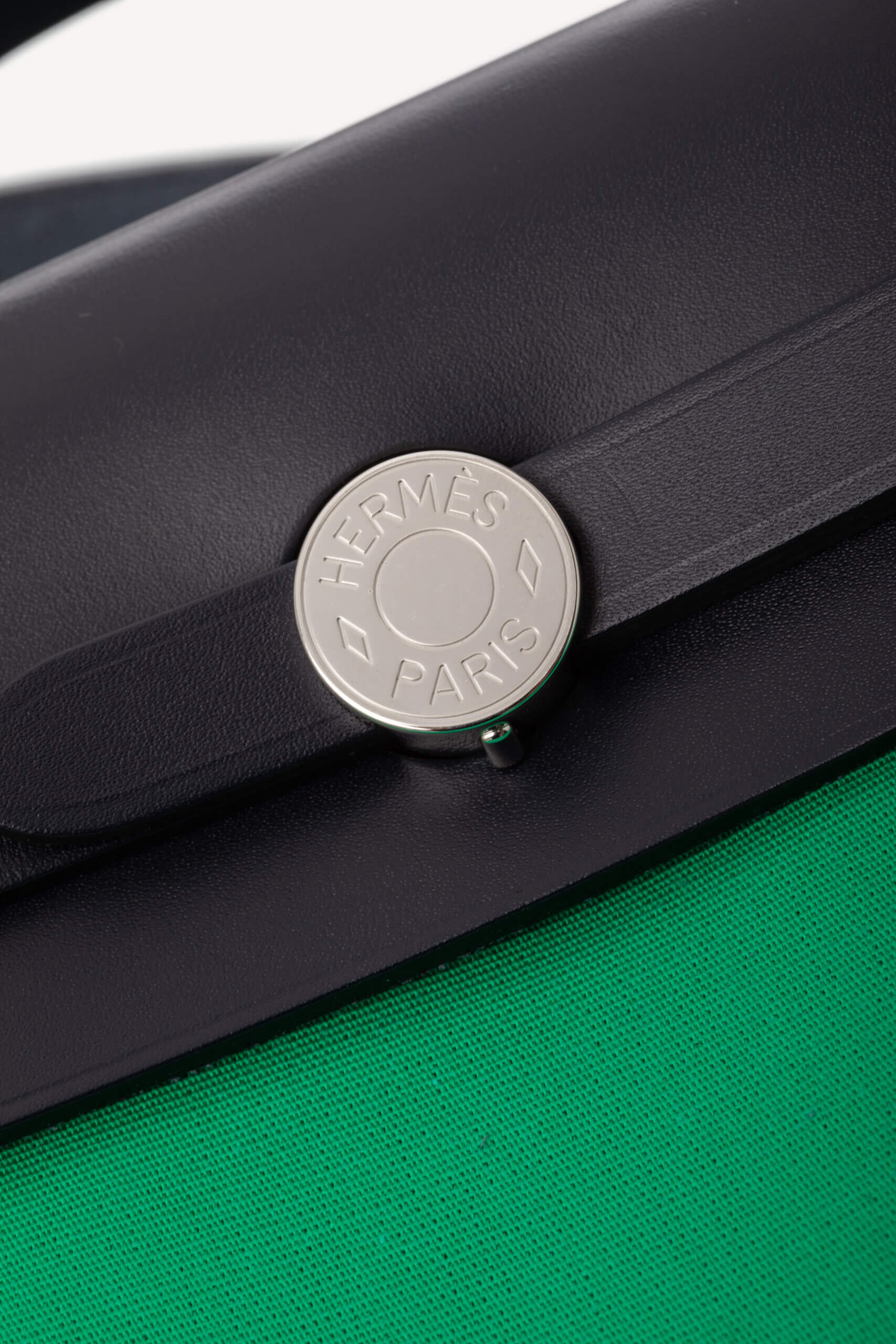 <span style="font-size: 10px; color: rgb(101, 101, 101);letter-spacing: .15em;">HARD TO FIND</span><br><strong> HERMES </strong><br><div style="margin-top:10px; font-size:16px;"> Herbag Zip 31 Vache Hunter Menthe Toile Bleu Indigo </div><br> - Image 11