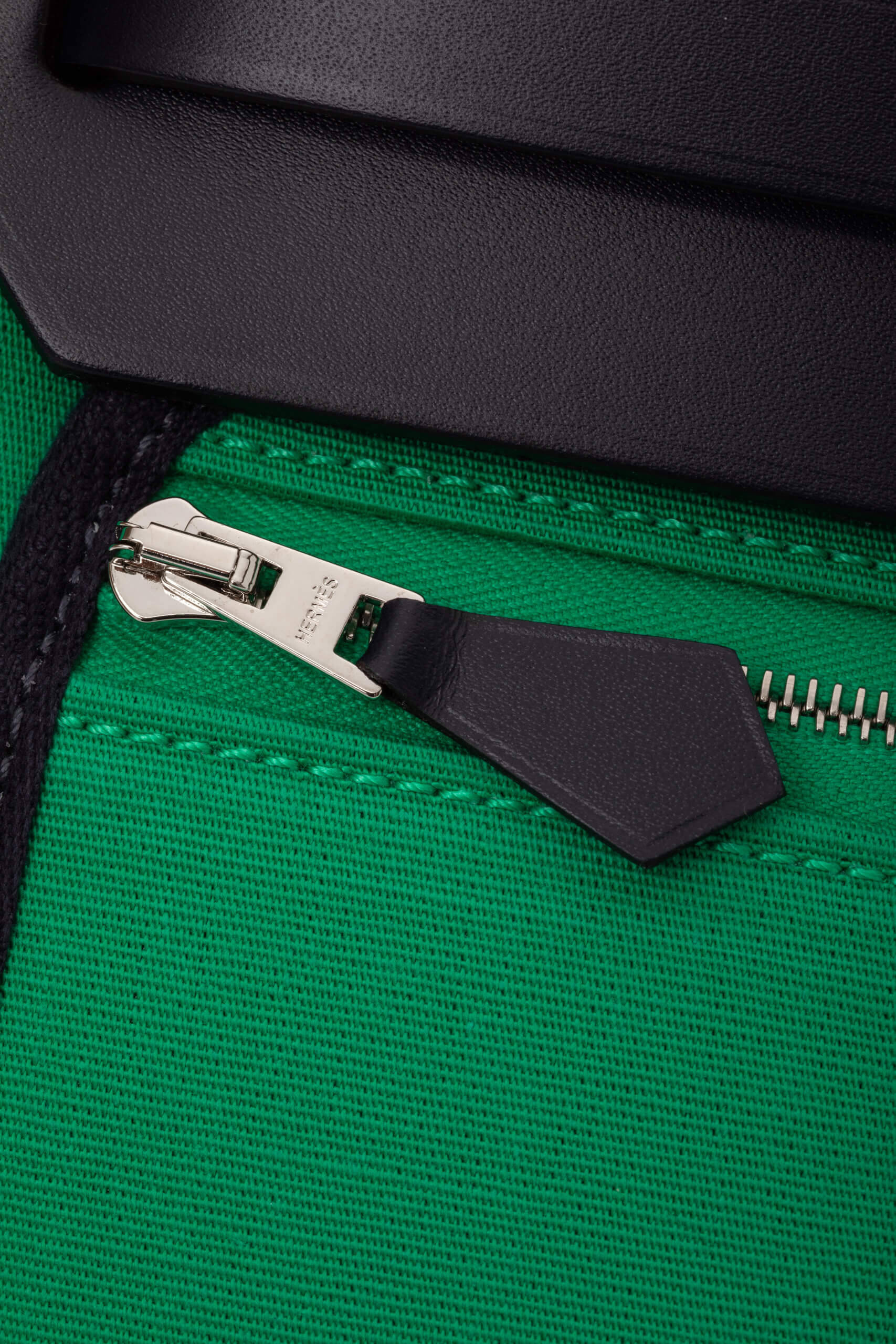 <span style="font-size: 10px; color: rgb(101, 101, 101);letter-spacing: .15em;">HARD TO FIND</span><br><strong> HERMES </strong><br><div style="margin-top:10px; font-size:16px;"> Herbag Zip 31 Vache Hunter Menthe Toile Bleu Indigo </div><br> - Image 14