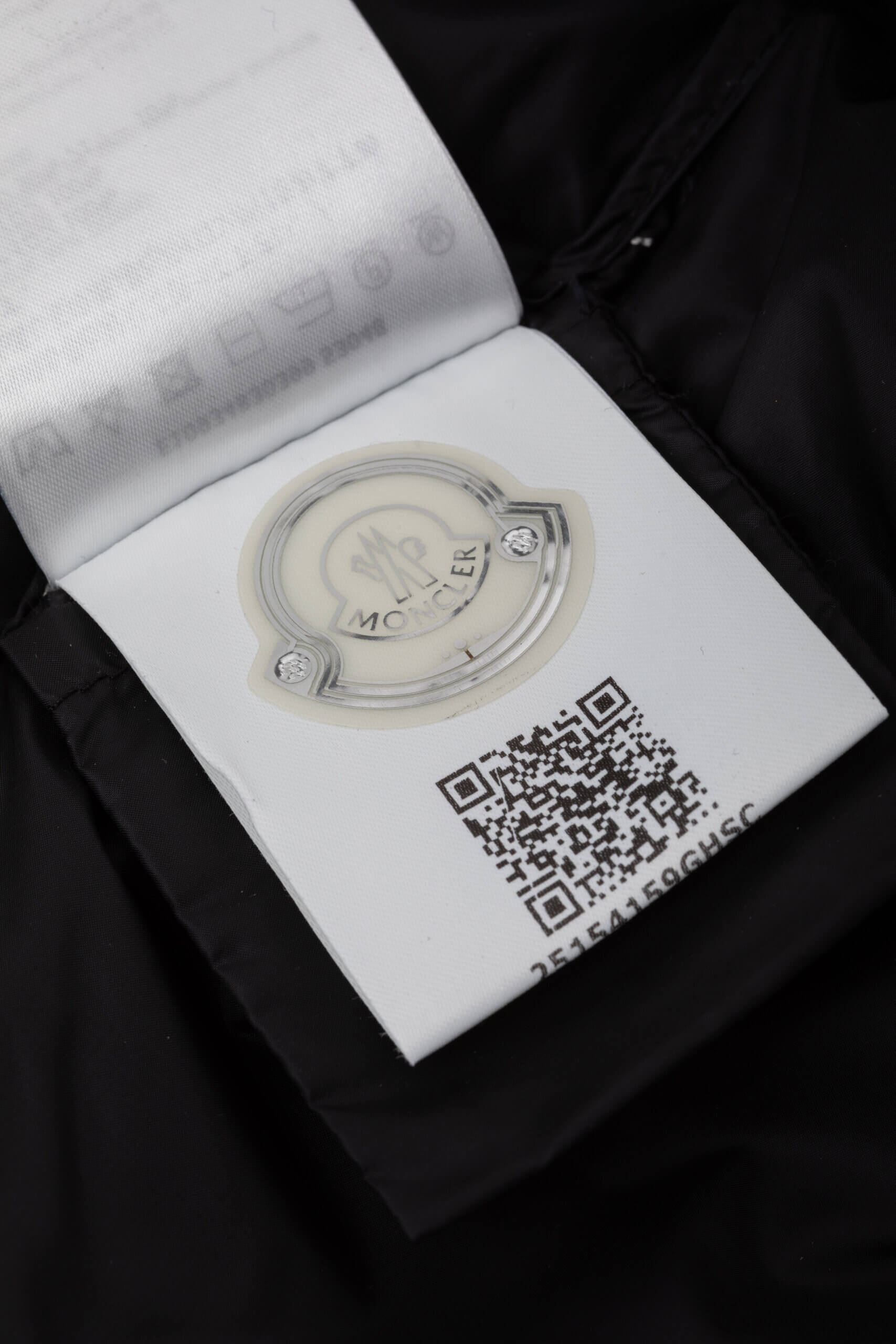 <span style="font-size: 10px; color: rgb(101, 101, 101);letter-spacing: .15em;">HARD TO FIND</span><br><strong> MONCLER </strong><br><div style="margin-top:10px; font-size:16px;"> Liane Packable Down Gilet 1</div><br> - Image 8