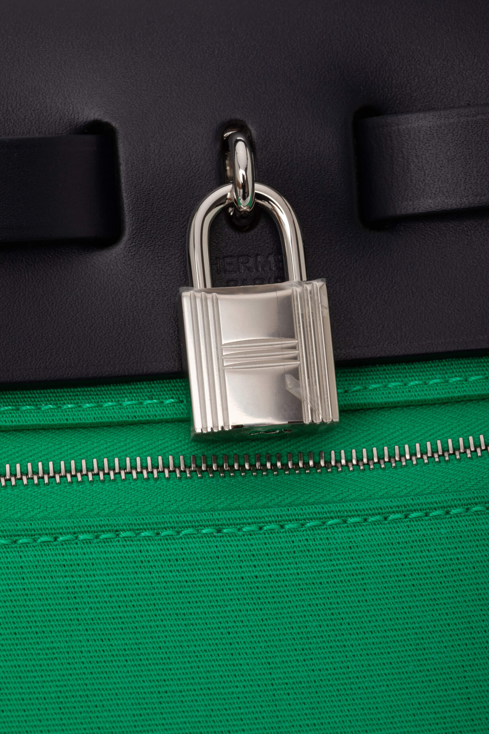 <span style="font-size: 10px; color: rgb(101, 101, 101);letter-spacing: .15em;">HARD TO FIND</span><br><strong> HERMES </strong><br><div style="margin-top:10px; font-size:16px;"> Herbag Zip 31 Vache Hunter Menthe Toile Bleu Indigo </div><br> - Image 15