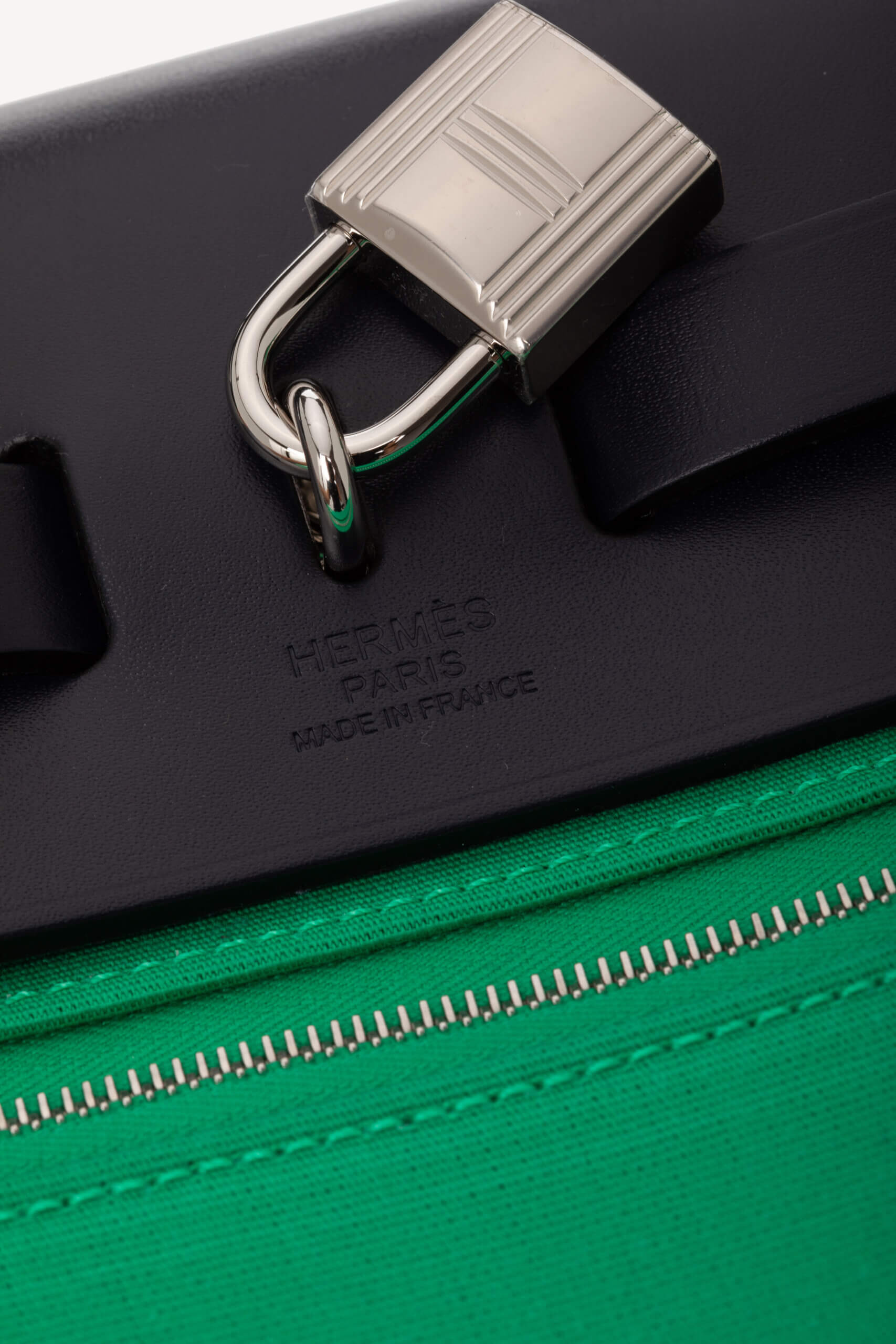 <span style="font-size: 10px; color: rgb(101, 101, 101);letter-spacing: .15em;">HARD TO FIND</span><br><strong> HERMES </strong><br><div style="margin-top:10px; font-size:16px;"> Herbag Zip 31 Vache Hunter Menthe Toile Bleu Indigo </div><br> - Image 16