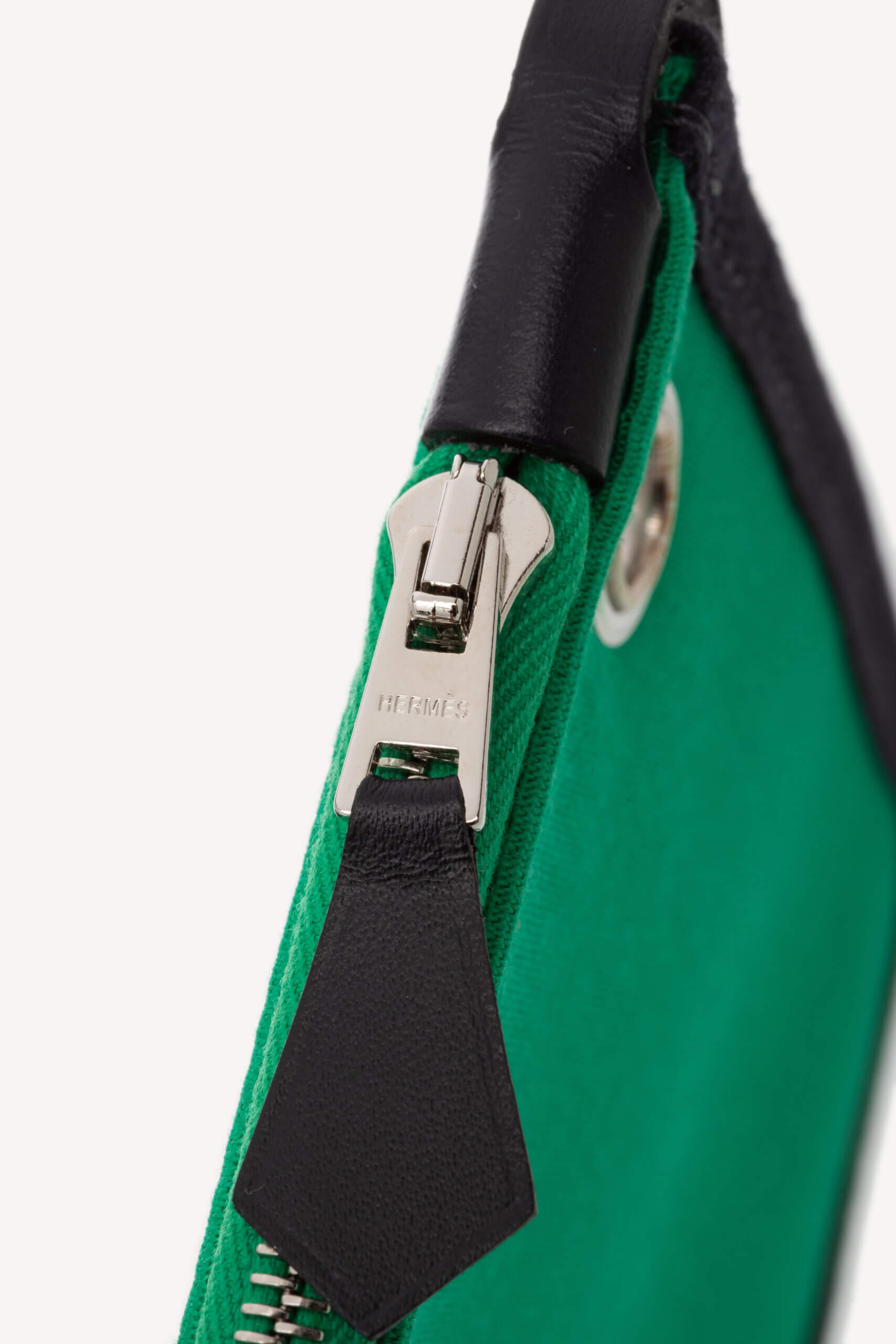 <span style="font-size: 10px; color: rgb(101, 101, 101);letter-spacing: .15em;">HARD TO FIND</span><br><strong> HERMES </strong><br><div style="margin-top:10px; font-size:16px;"> Herbag Zip 31 Vache Hunter Menthe Toile Bleu Indigo </div><br> - Image 18