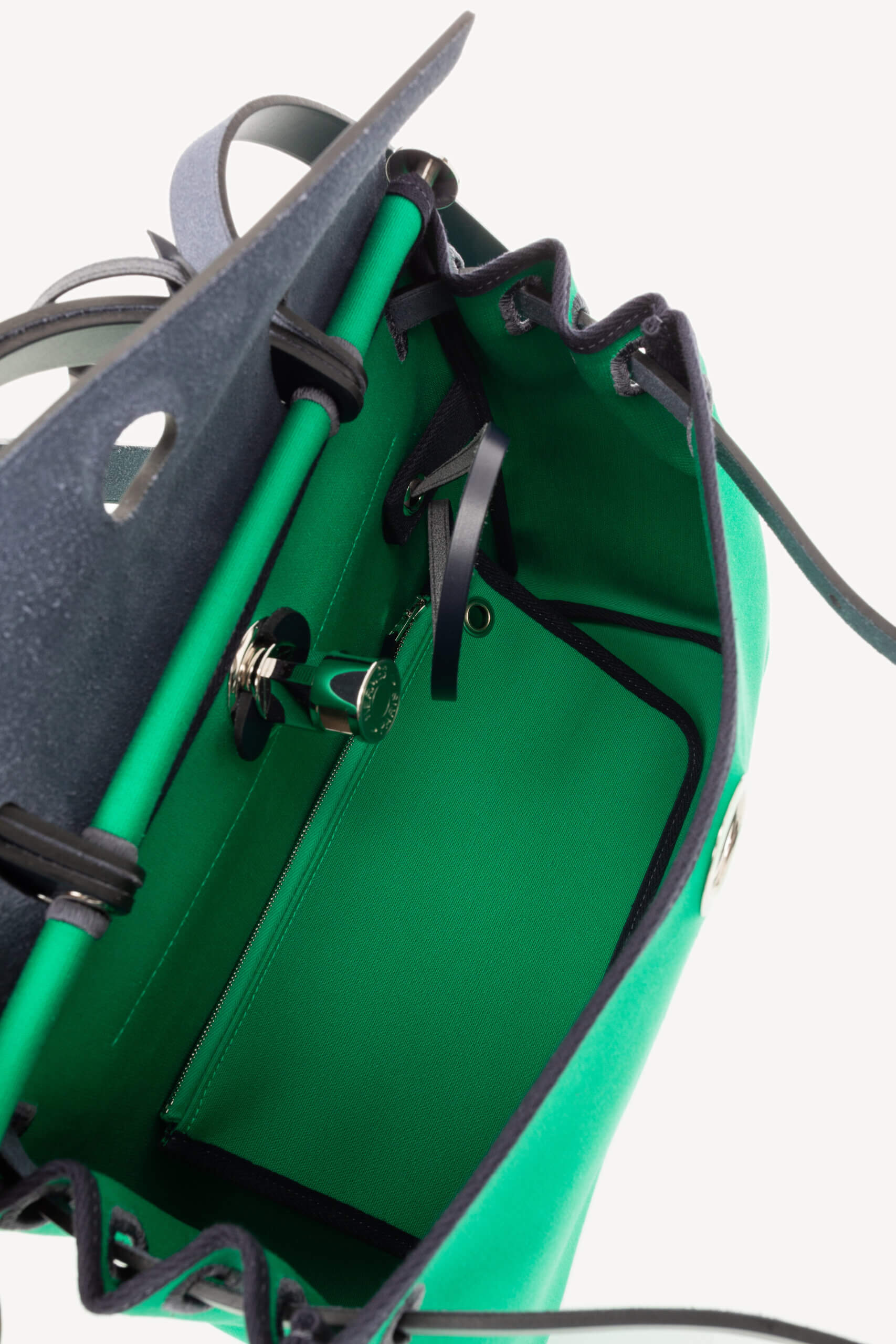 <span style="font-size: 10px; color: rgb(101, 101, 101);letter-spacing: .15em;">HARD TO FIND</span><br><strong> HERMES </strong><br><div style="margin-top:10px; font-size:16px;"> Herbag Zip 31 Vache Hunter Menthe Toile Bleu Indigo </div><br> - Image 9