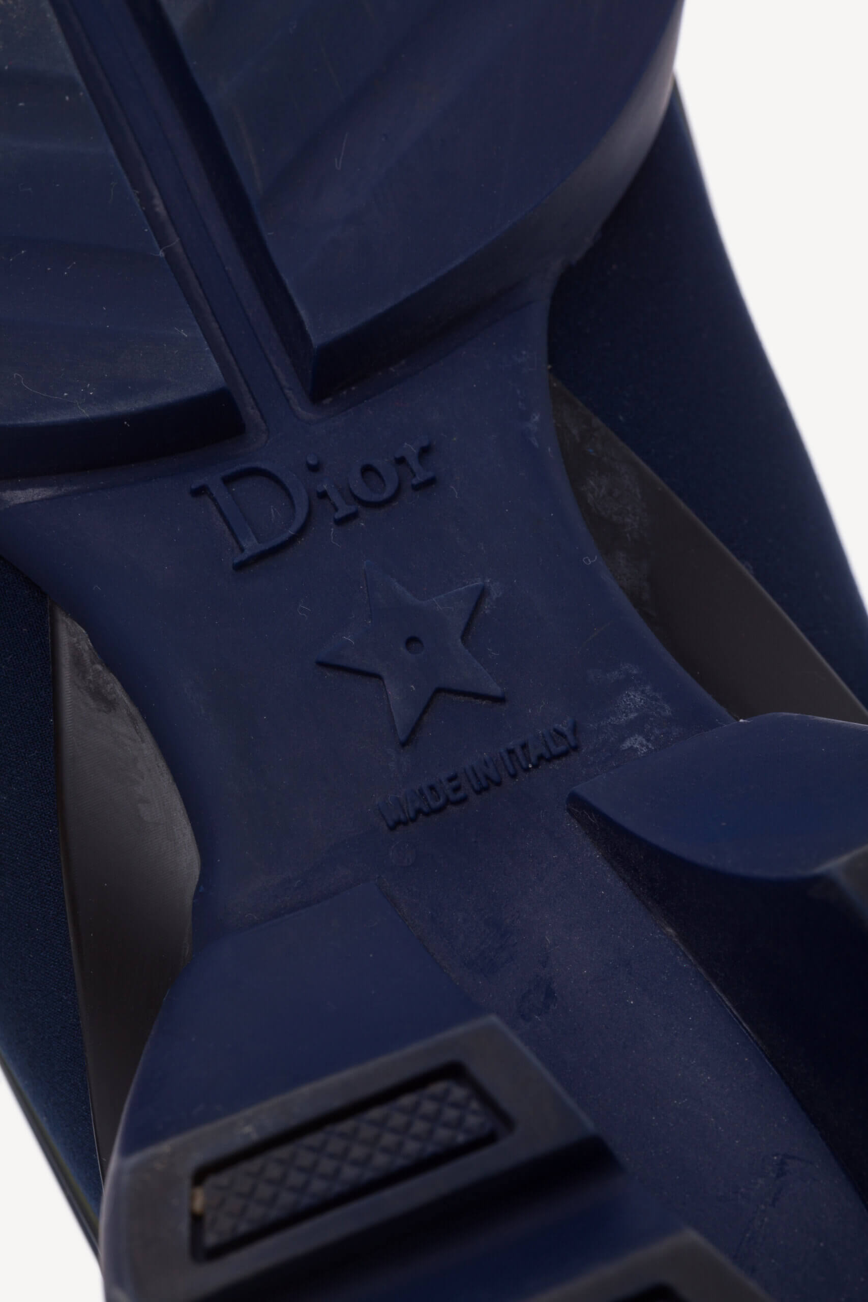 <span style="font-size: 10px; color: rgb(101, 101, 101);letter-spacing: .15em;">BEST DEAL</span><br><strong> DIOR </strong><br><div style="margin-top:10px; font-size:16px;"> Neoprene Rubber D-Connect Sneakers Indigo Blue 37 </div><br> - Image 13
