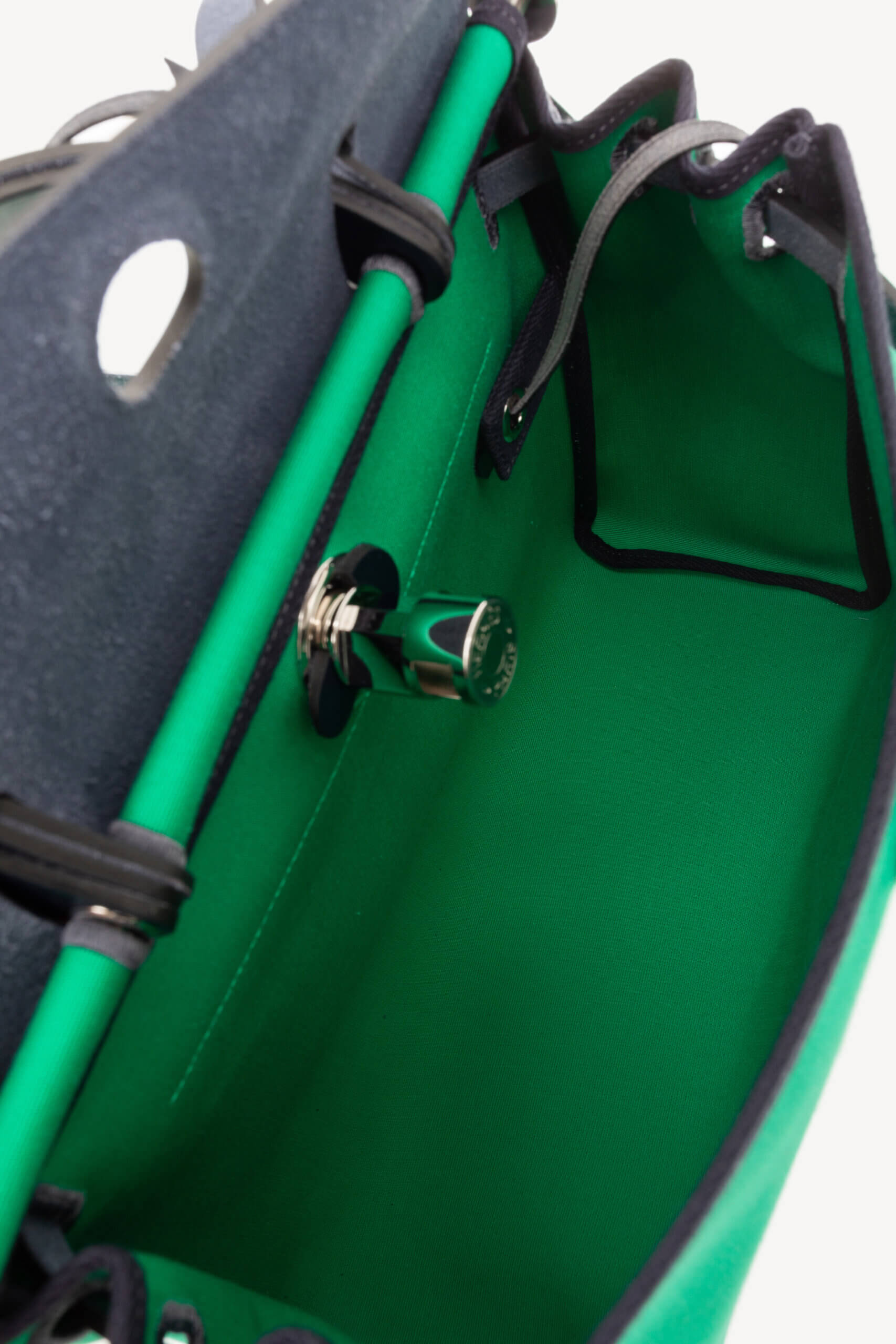 <span style="font-size: 10px; color: rgb(101, 101, 101);letter-spacing: .15em;">HARD TO FIND</span><br><strong> HERMES </strong><br><div style="margin-top:10px; font-size:16px;"> Herbag Zip 31 Vache Hunter Menthe Toile Bleu Indigo </div><br> - Image 10