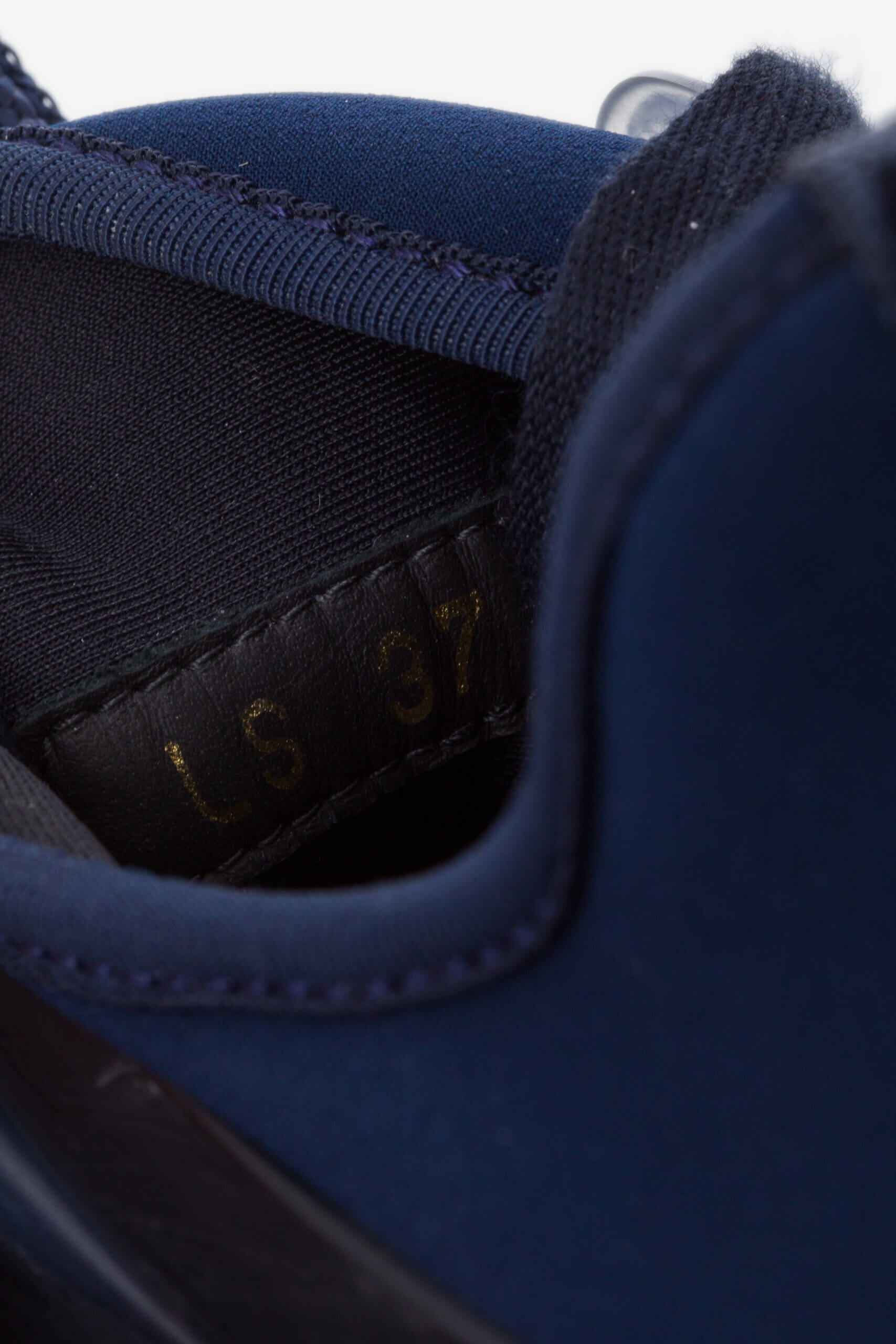 <span style="font-size: 10px; color: rgb(101, 101, 101);letter-spacing: .15em;">BEST DEAL</span><br><strong> DIOR </strong><br><div style="margin-top:10px; font-size:16px;"> Neoprene Rubber D-Connect Sneakers Indigo Blue 37 </div><br> - Image 12