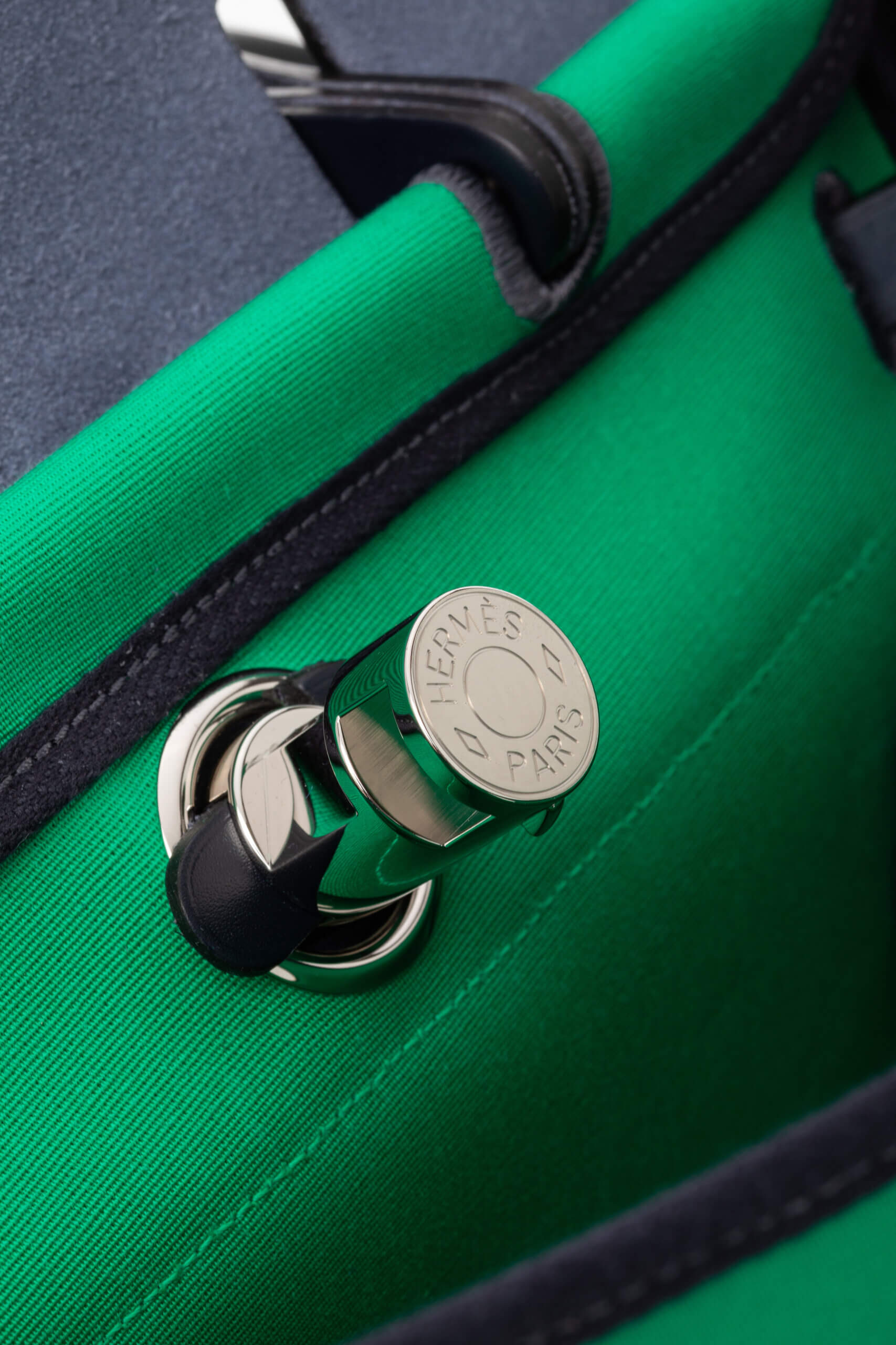 <span style="font-size: 10px; color: rgb(101, 101, 101);letter-spacing: .15em;">HARD TO FIND</span><br><strong> HERMES </strong><br><div style="margin-top:10px; font-size:16px;"> Herbag Zip 31 Vache Hunter Menthe Toile Bleu Indigo </div><br> - Image 19