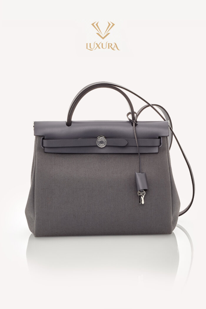 <span style="font-size: 10px; color: rgb(101, 101, 101);letter-spacing: .15em;">HARD TO FIND</span><br><strong>HERMES </strong><br><div style="margin-top:10px; font-size:16px;"> Herbag Zip 31 Laque Bag Ardoise Ardoise Bag </div><br>