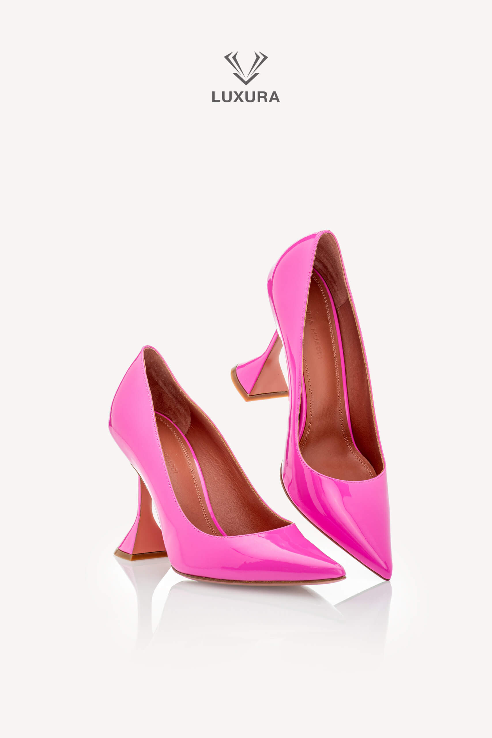 <span style="font-size: 10px; color: rgb(101, 101, 101);letter-spacing: .15em;">HARD TO FIND </span><br><strong> AMINA MUADDI </strong><br><div style="margin-top:10px; font-size:16px;">Pink Patent Leather Ami Pumps 37.5 ( true size 36.5 ) </div><br> - Image 4