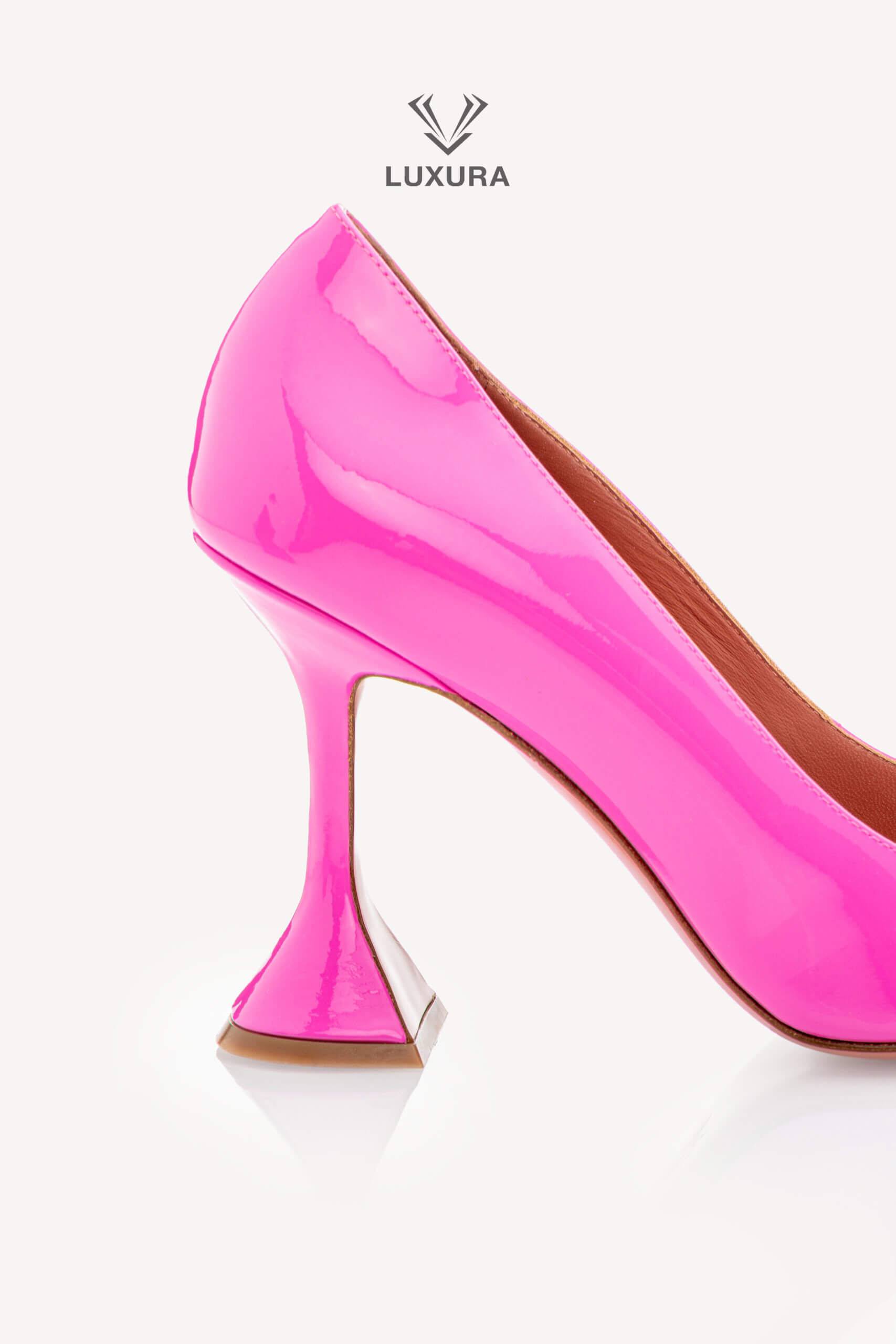 <span style="font-size: 10px; color: rgb(101, 101, 101);letter-spacing: .15em;">HARD TO FIND </span><br><strong> AMINA MUADDI </strong><br><div style="margin-top:10px; font-size:16px;">Pink Patent Leather Ami Pumps 37.5 ( true size 36.5 ) </div><br> - Image 10