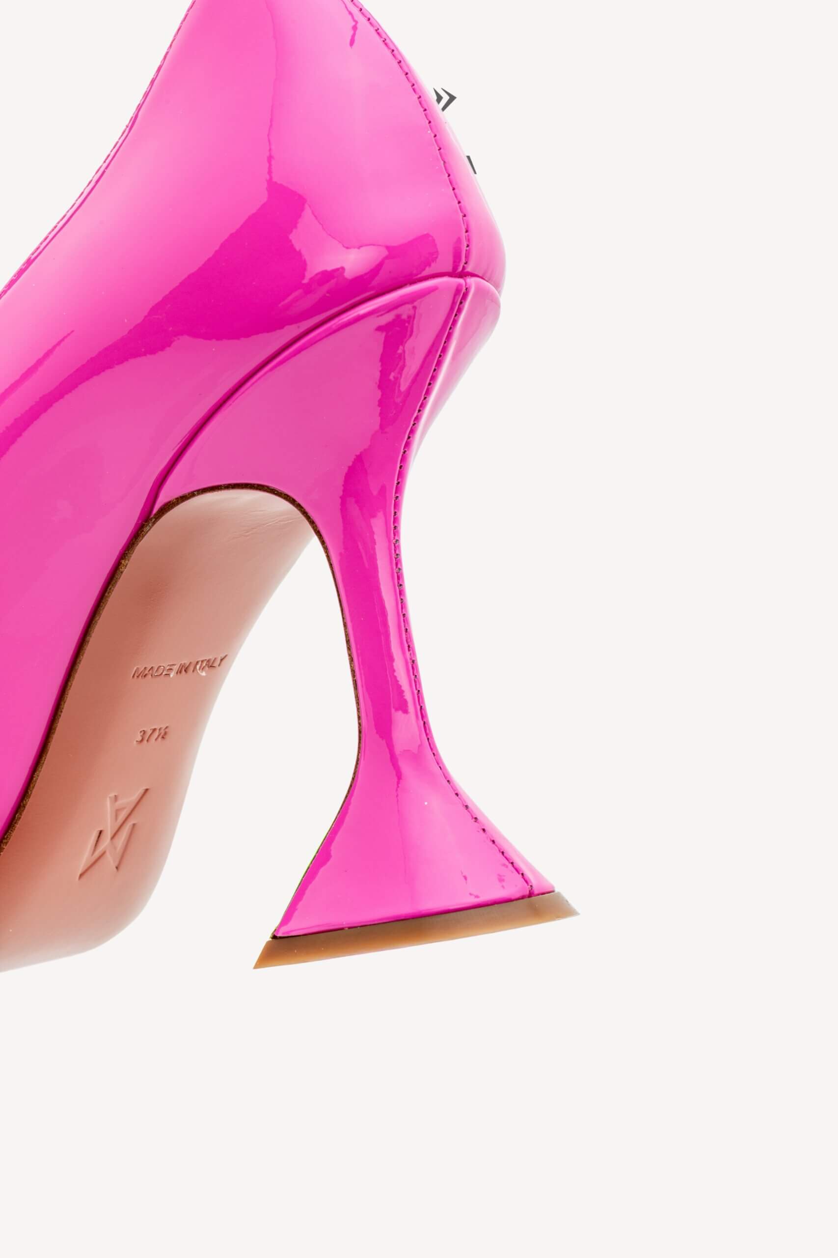 <span style="font-size: 10px; color: rgb(101, 101, 101);letter-spacing: .15em;">HARD TO FIND </span><br><strong> AMINA MUADDI </strong><br><div style="margin-top:10px; font-size:16px;">Pink Patent Leather Ami Pumps 37.5 ( true size 36.5 ) </div><br> - Image 16
