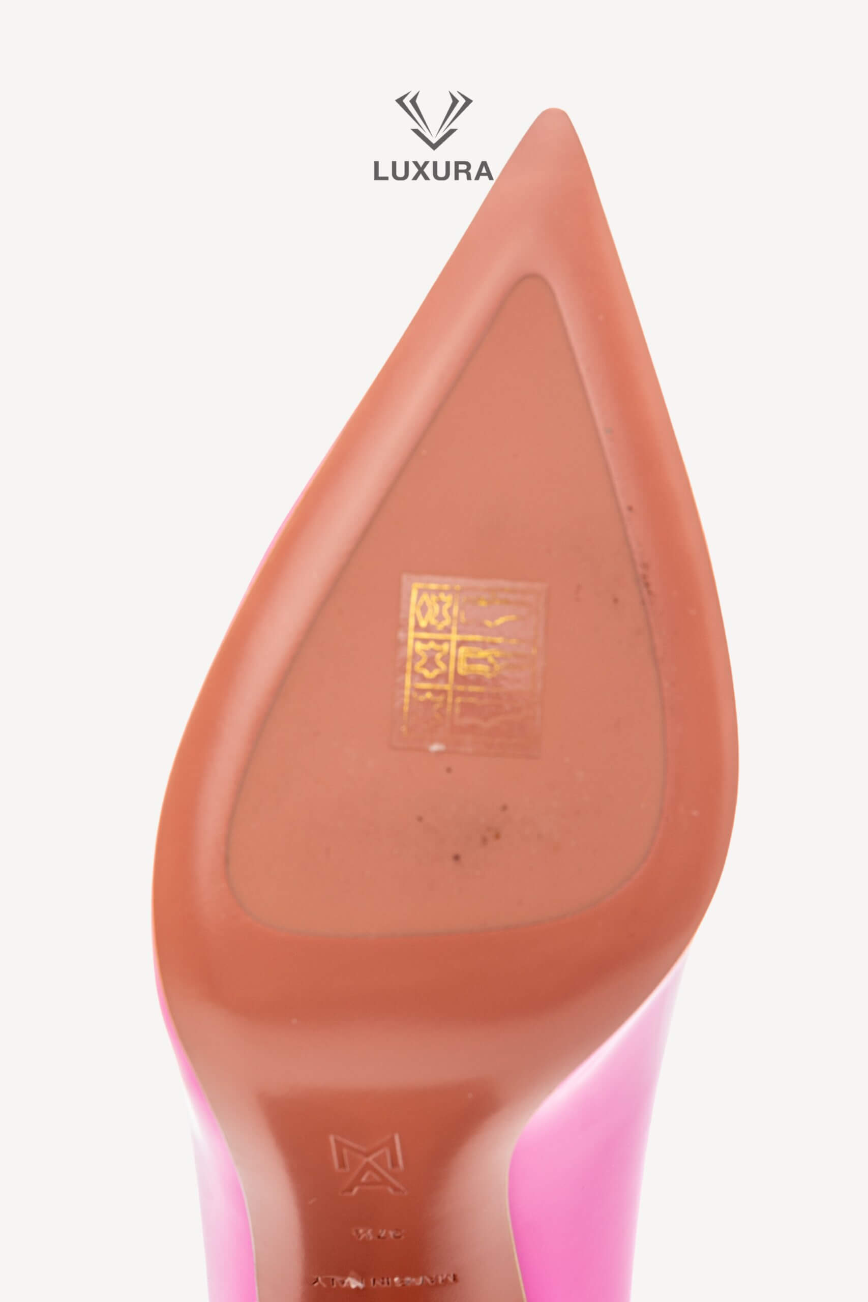 <span style="font-size: 10px; color: rgb(101, 101, 101);letter-spacing: .15em;">HARD TO FIND </span><br><strong> AMINA MUADDI </strong><br><div style="margin-top:10px; font-size:16px;">Pink Patent Leather Ami Pumps 37.5 ( true size 36.5 ) </div><br> - Image 18