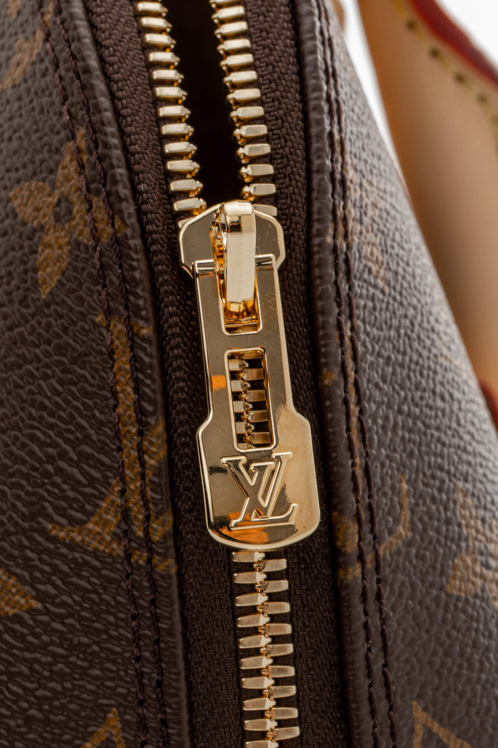 <span style="font-size: 10px;letter-spacing: .15em">HARD TO FIND</span><br> <strong>LOUIS VUITTON</strong><br> <div style="margin-top:10px;font-size:16px">Alma PM Monogram Canvas Bag M53151</div><br> - Image 11