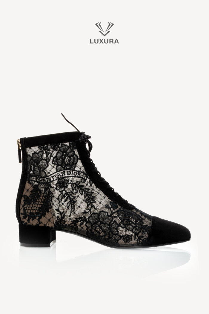 <span style="font-size: 10px;letter-spacing: .15em"></span><br>            <strong>DIOR</strong><br>            <div style="margin-top:10px;font-size:16px">Naughtily-D Heeled Ankle Boot Transparent Mesh with Black Dior Roses 38.5 </div><br>