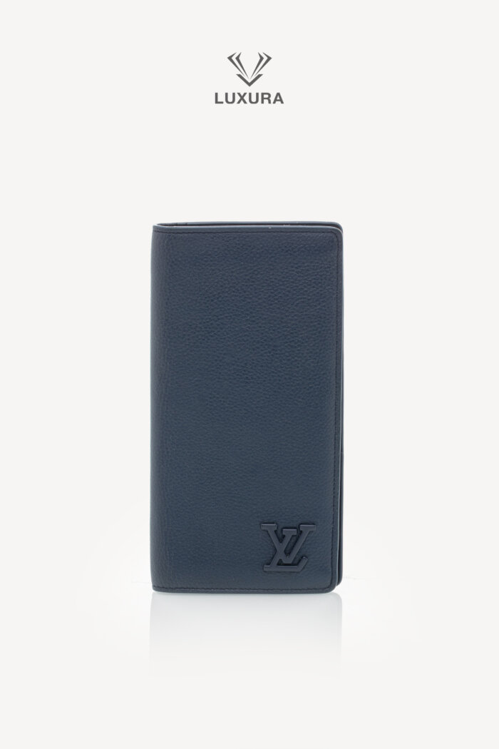 <span style="font-size: 10px;letter-spacing: .15em">HARD TO FIND</span><br> <strong>LOUIS VUITTON</strong><br> <div style="margin-top:10px;font-size:16px">Aerogram Brazza Wallet Marine Navy M81810</div><br>