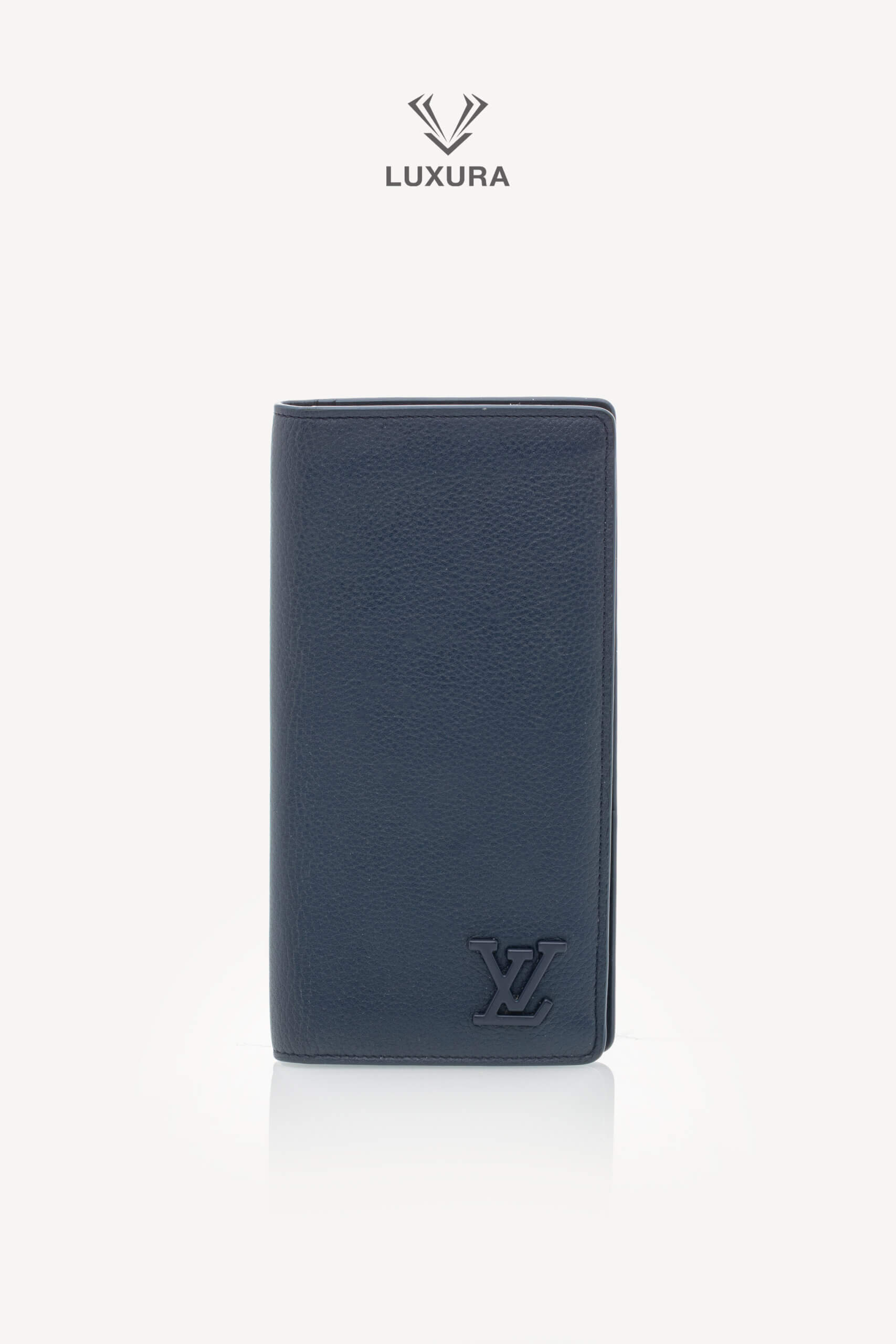 <span style="font-size: 10px;letter-spacing: .15em">HARD TO FIND</span><br> <strong>LOUIS VUITTON</strong><br> <div style="margin-top:10px;font-size:16px">Aerogram Brazza Wallet Marine Navy M81810</div><br>