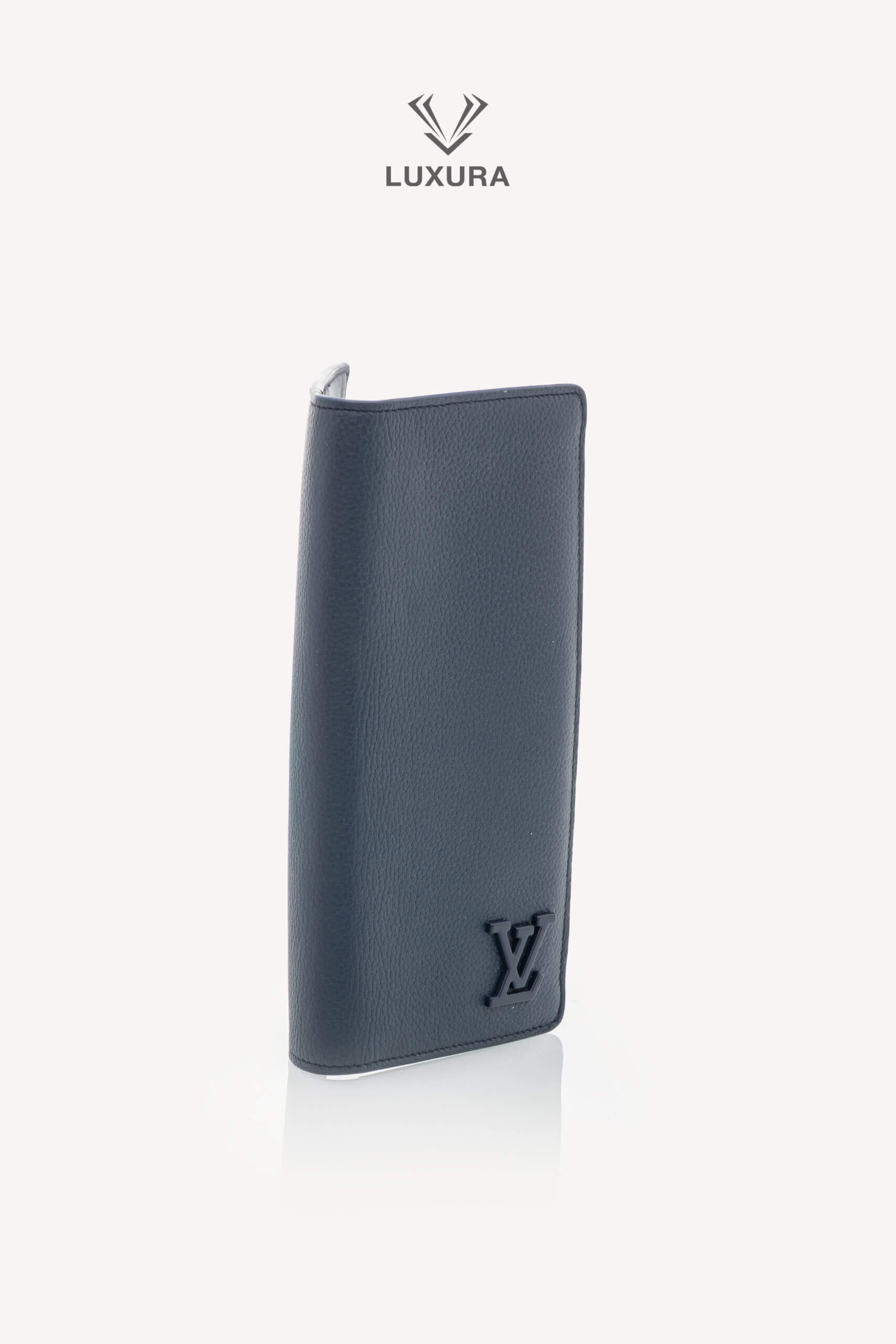 <span style="font-size: 10px;letter-spacing: .15em">HARD TO FIND</span><br> <strong>LOUIS VUITTON</strong><br> <div style="margin-top:10px;font-size:16px">Aerogram Brazza Wallet Marine Navy M81810</div><br> - Image 6