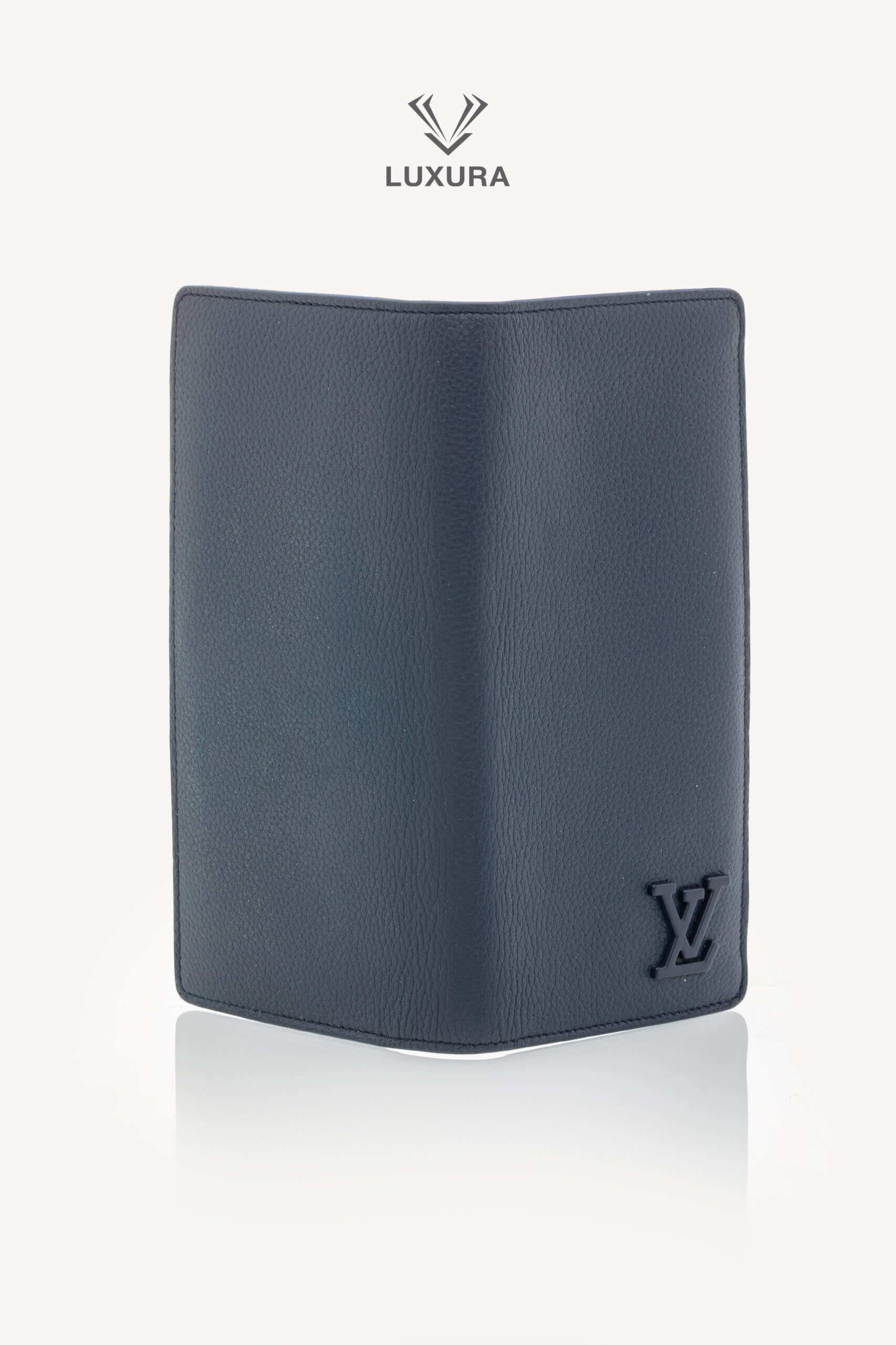 <span style="font-size: 10px;letter-spacing: .15em">HARD TO FIND</span><br> <strong>LOUIS VUITTON</strong><br> <div style="margin-top:10px;font-size:16px">Aerogram Brazza Wallet Marine Navy M81810</div><br> - Image 7