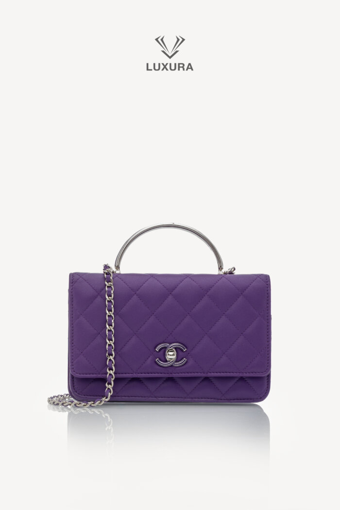 <span style="font-size: 10px;letter-spacing: .15em">HARD TO FIND</span><br>            <strong>CHANEL</strong><br>            <div style="margin-top:10px;font-size:16px">Top Handle Wallet On Chain Purple Lambskin Silver Hardware</div><br>