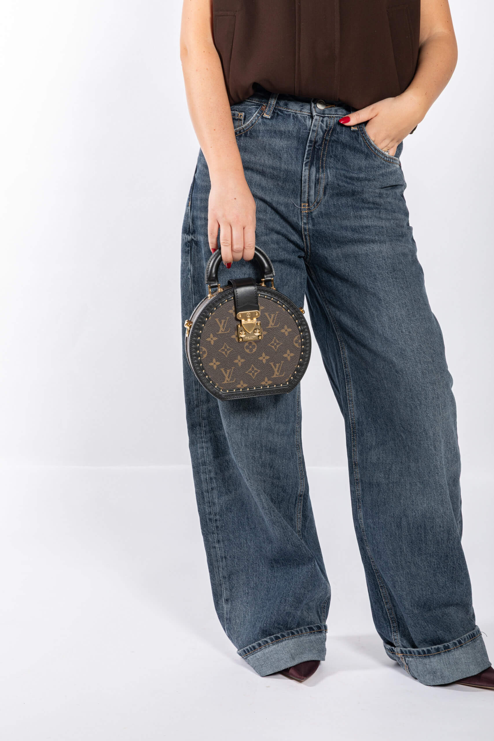 <span style="font-size: 10px;letter-spacing: .15em">NEW COLLECTION</span><br> <strong>LOUIS VUITTON</strong><br> <div style="margin-top:10px;font-size:16px">Boite Chapeau PM Monogram Coated Canvas M15293</div><br> - Image 2