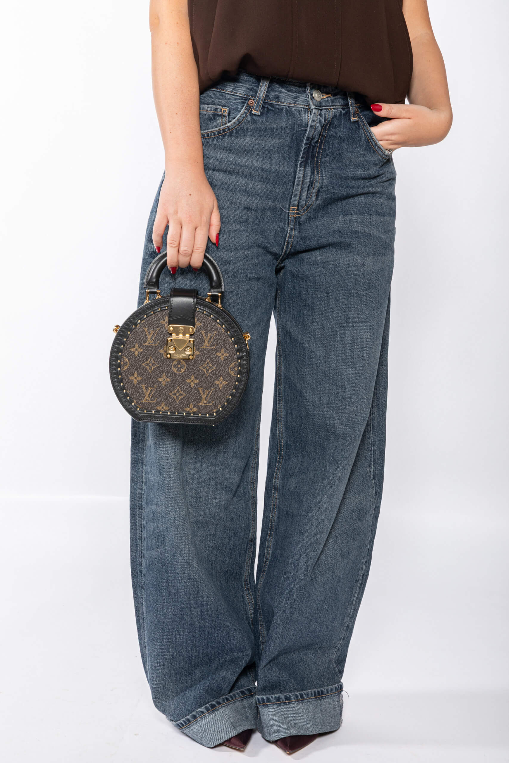 <span style="font-size: 10px;letter-spacing: .15em">NEW COLLECTION</span><br> <strong>LOUIS VUITTON</strong><br> <div style="margin-top:10px;font-size:16px">Boite Chapeau PM Monogram Coated Canvas M15293</div><br> - Image 3