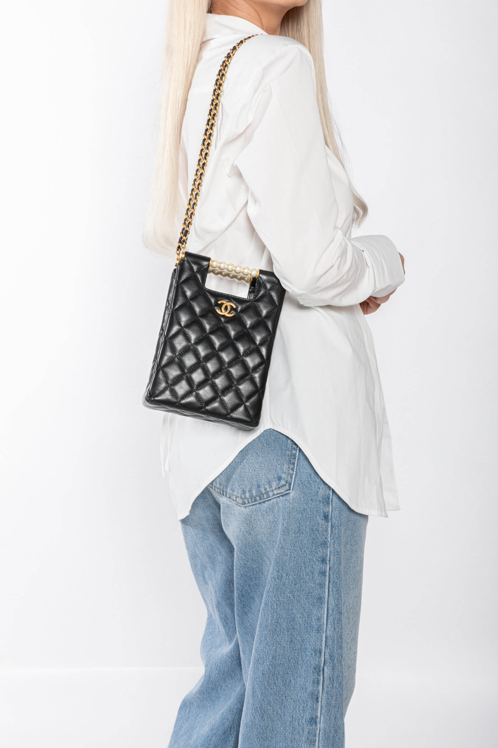 <span style="font-size: 10px;letter-spacing: .15em">HARD TO FIND</span><br> <strong>CHANEL</strong><br> <div style="margin-top:10px;font-size:16px">Lambskin Matelasse Pearl Handle Chain Shoulder Bag Black</div><br> - Image 7