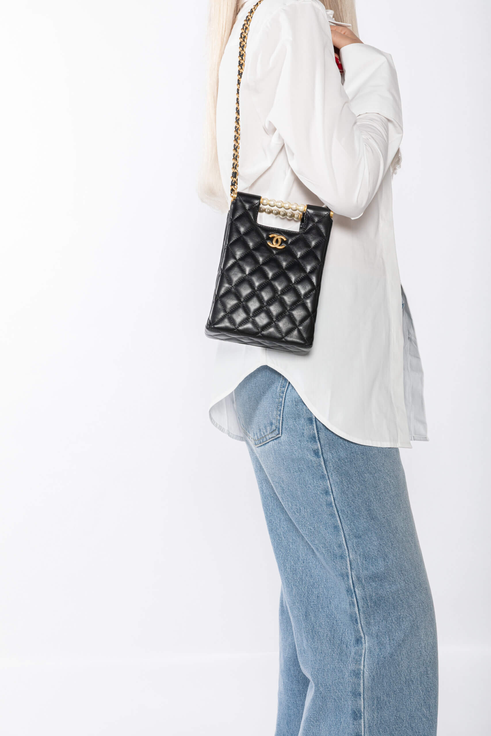 <span style="font-size: 10px;letter-spacing: .15em">HARD TO FIND</span><br> <strong>CHANEL</strong><br> <div style="margin-top:10px;font-size:16px">Lambskin Matelasse Pearl Handle Chain Shoulder Bag Black</div><br> - Image 4