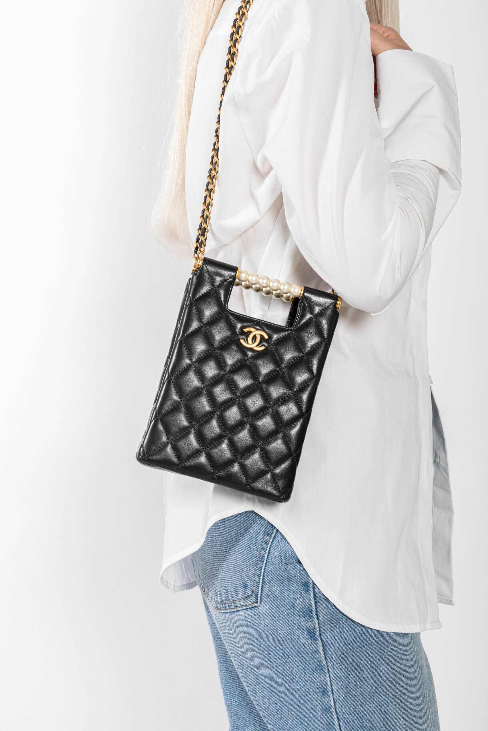 <span style="font-size: 10px;letter-spacing: .15em">HARD TO FIND</span><br> <strong>CHANEL</strong><br> <div style="margin-top:10px;font-size:16px">Lambskin Matelasse Pearl Handle Chain Shoulder Bag Black</div><br> - Image 5