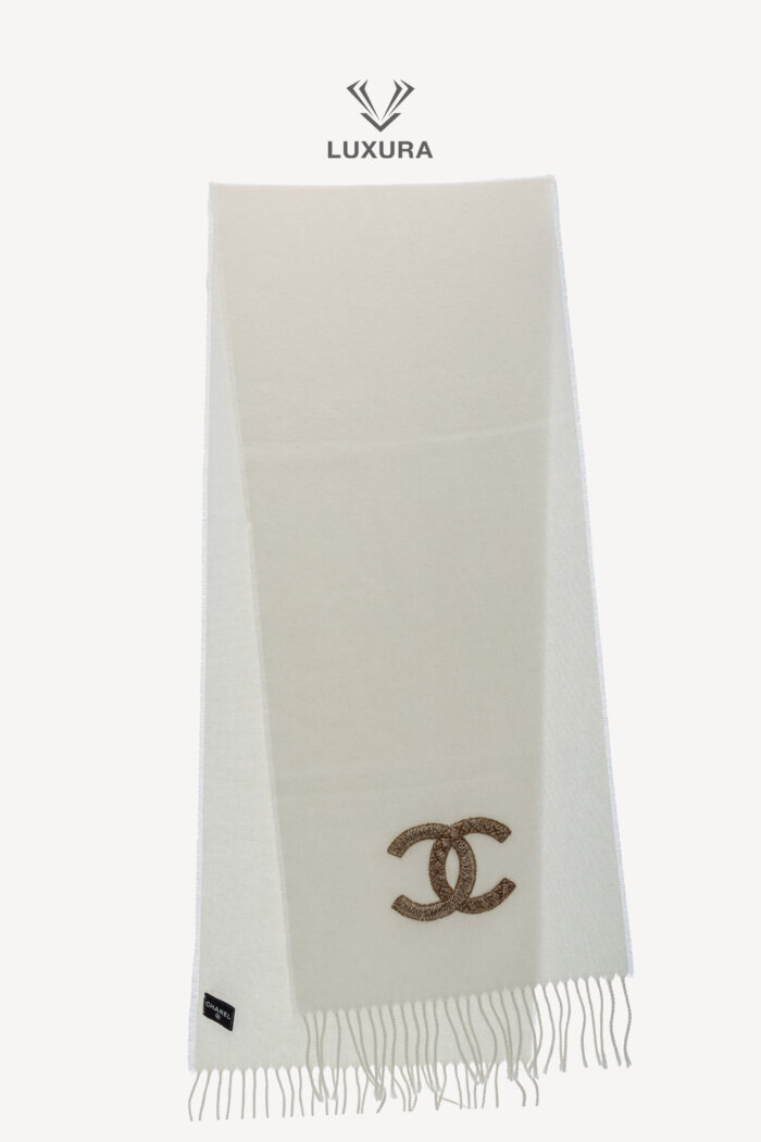 <span style="font-size: 10px;letter-spacing: .15em">HARD TO FIND</span><br> <strong>CHANEL</strong><br> <div style="margin-top:10px;font-size:16px">White Cashmere and wool blend scarf with a Gold -Sequined CC Logo</div><br>