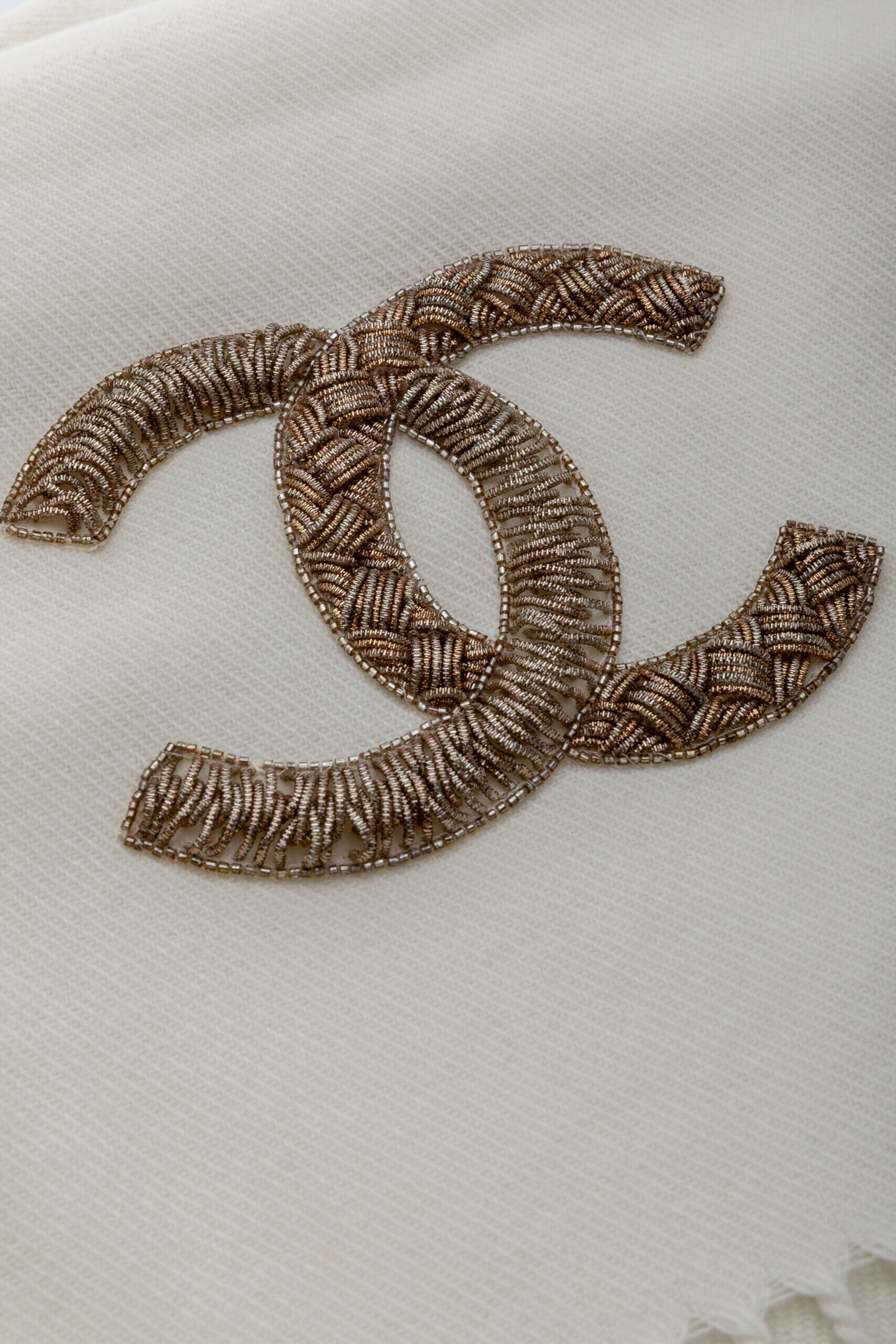 CHANEL White Cashmere and wool blend scarf with a Gold -Sequined CC Logo - Image 3