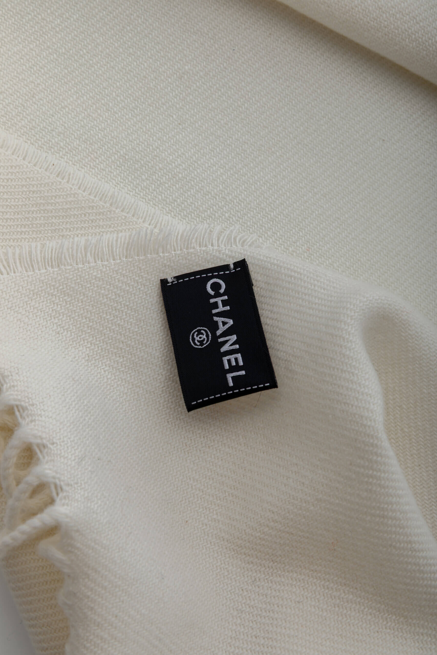 CHANEL White Cashmere and wool blend scarf with a Gold -Sequined CC Logo - Image 6