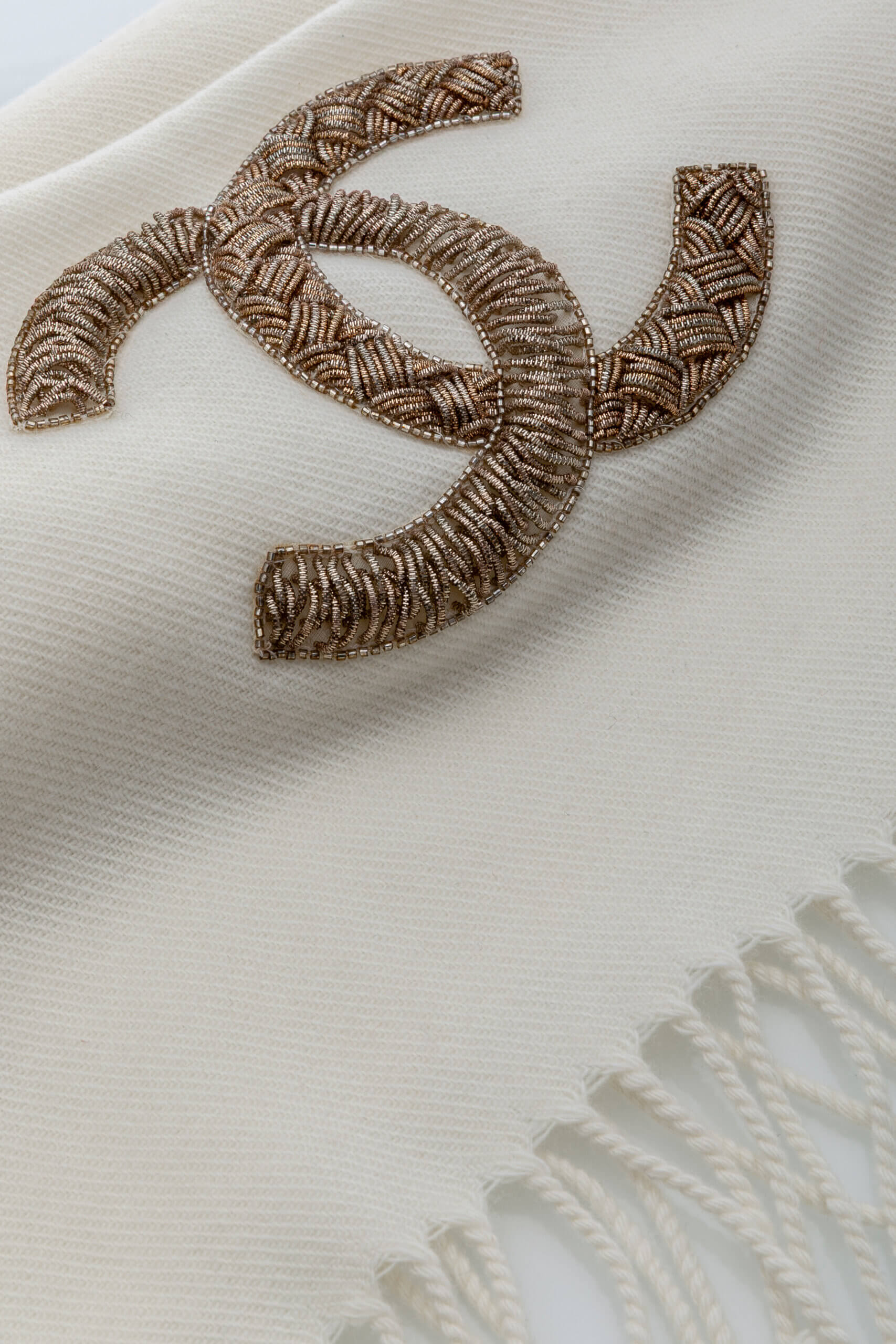 CHANEL White Cashmere and wool blend scarf with a Gold -Sequined CC Logo - Image 4
