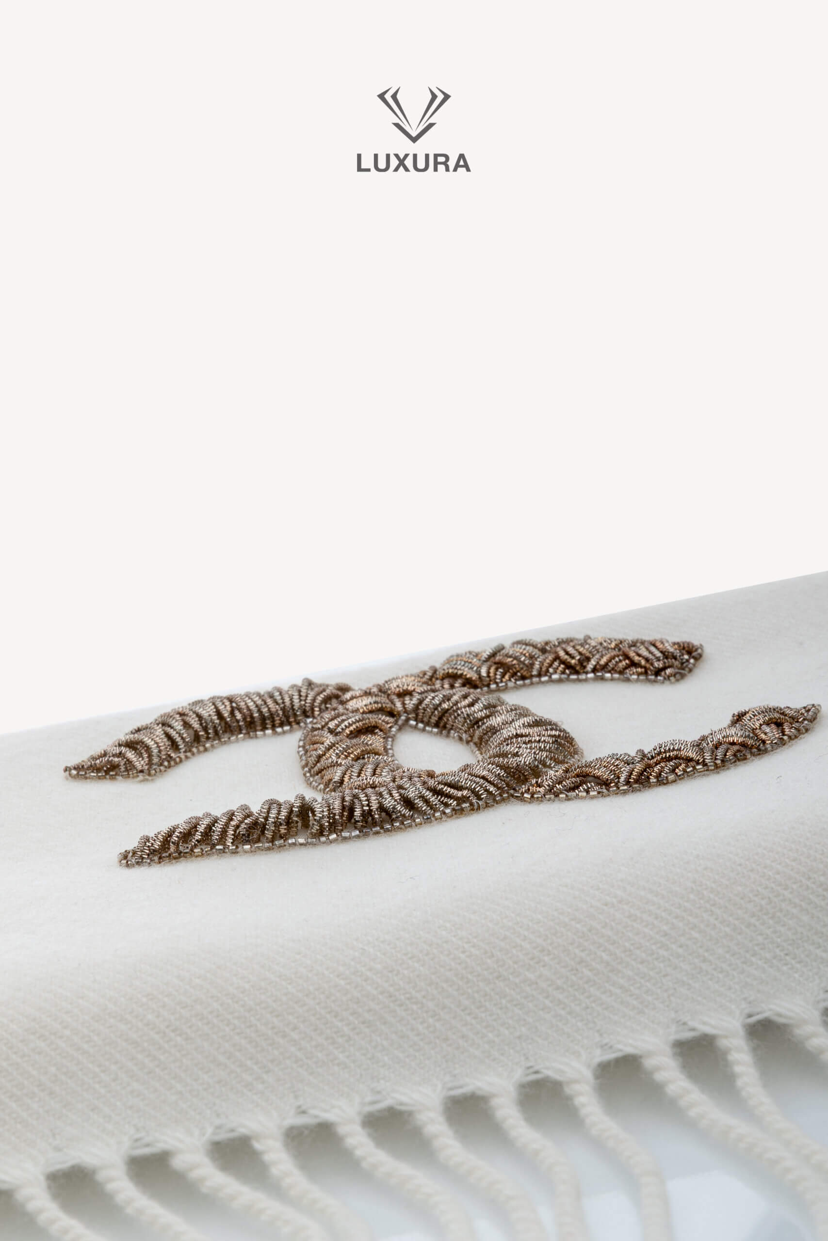 CHANEL White Cashmere and wool blend scarf with a Gold -Sequined CC Logo - Image 5