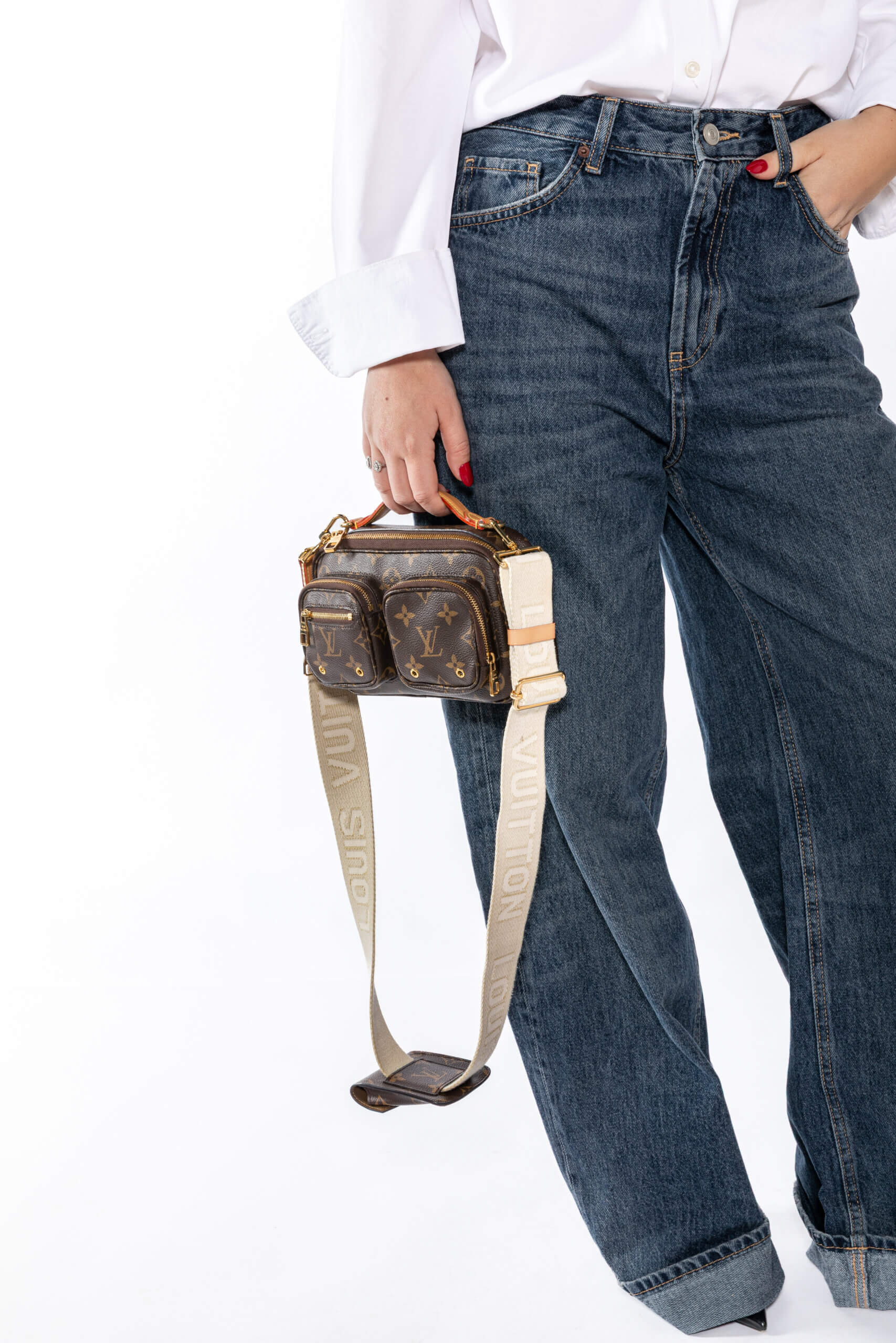 <span style="font-size: 10px;letter-spacing: .15em">HARD TO FIND</span><br> <strong>LOUIS VUITTON</strong><br> <div style="margin-top:10px;font-size:16px">Monogram Utility Crossbody</div><br> - Image 3