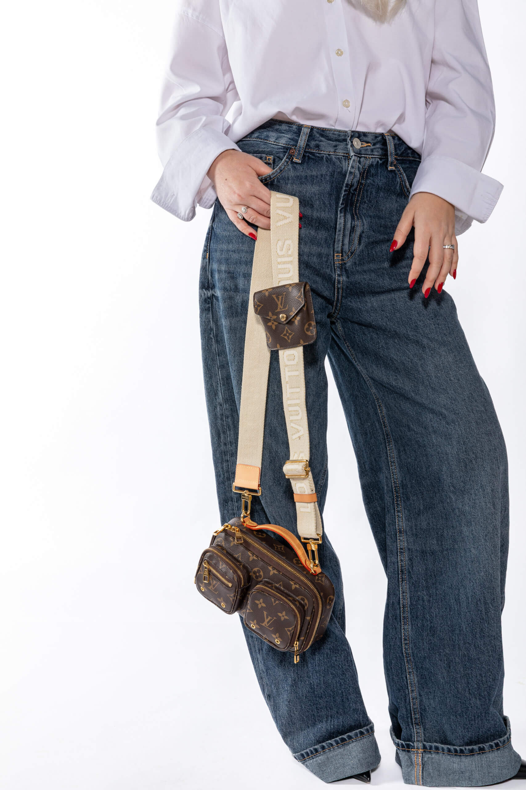 <span style="font-size: 10px;letter-spacing: .15em">HARD TO FIND</span><br> <strong>LOUIS VUITTON</strong><br> <div style="margin-top:10px;font-size:16px">Monogram Utility Crossbody</div><br> - Image 10