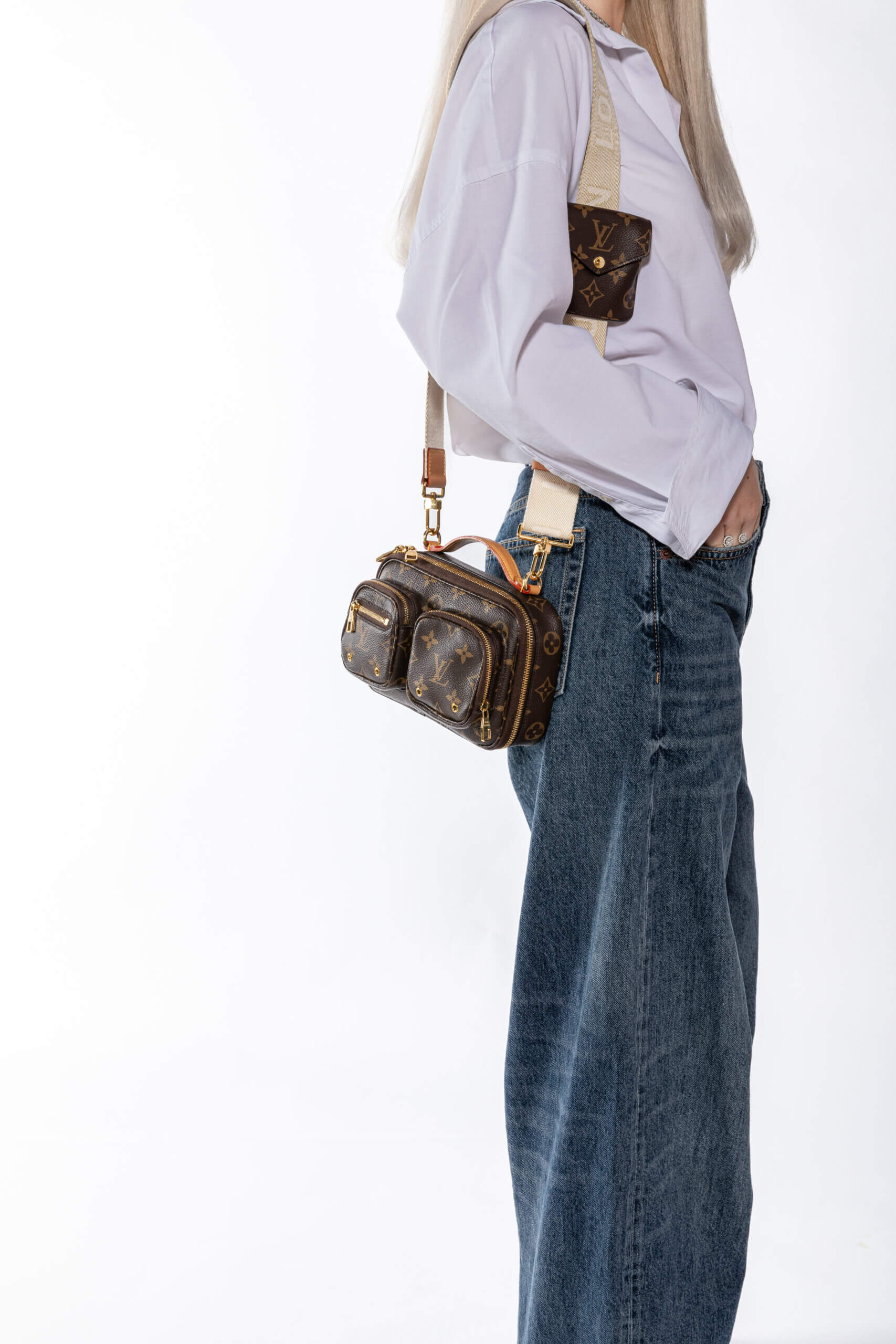 <span style="font-size: 10px;letter-spacing: .15em">HARD TO FIND</span><br> <strong>LOUIS VUITTON</strong><br> <div style="margin-top:10px;font-size:16px">Monogram Utility Crossbody</div><br> - Image 9