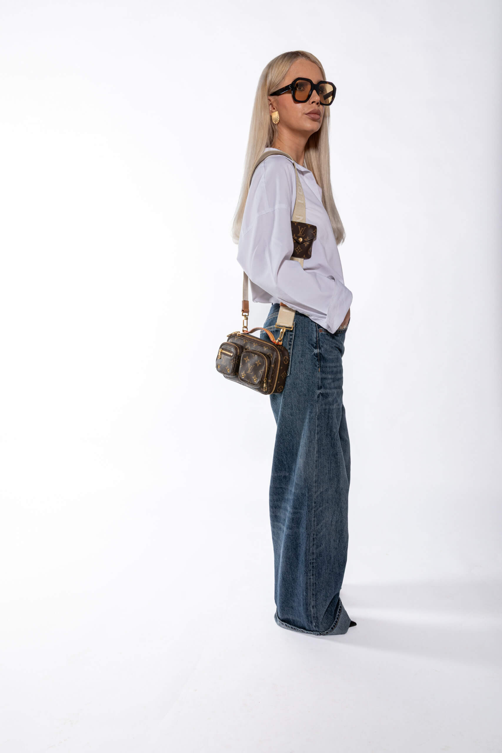 <span style="font-size: 10px;letter-spacing: .15em">HARD TO FIND</span><br> <strong>LOUIS VUITTON</strong><br> <div style="margin-top:10px;font-size:16px">Monogram Utility Crossbody</div><br> - Image 8