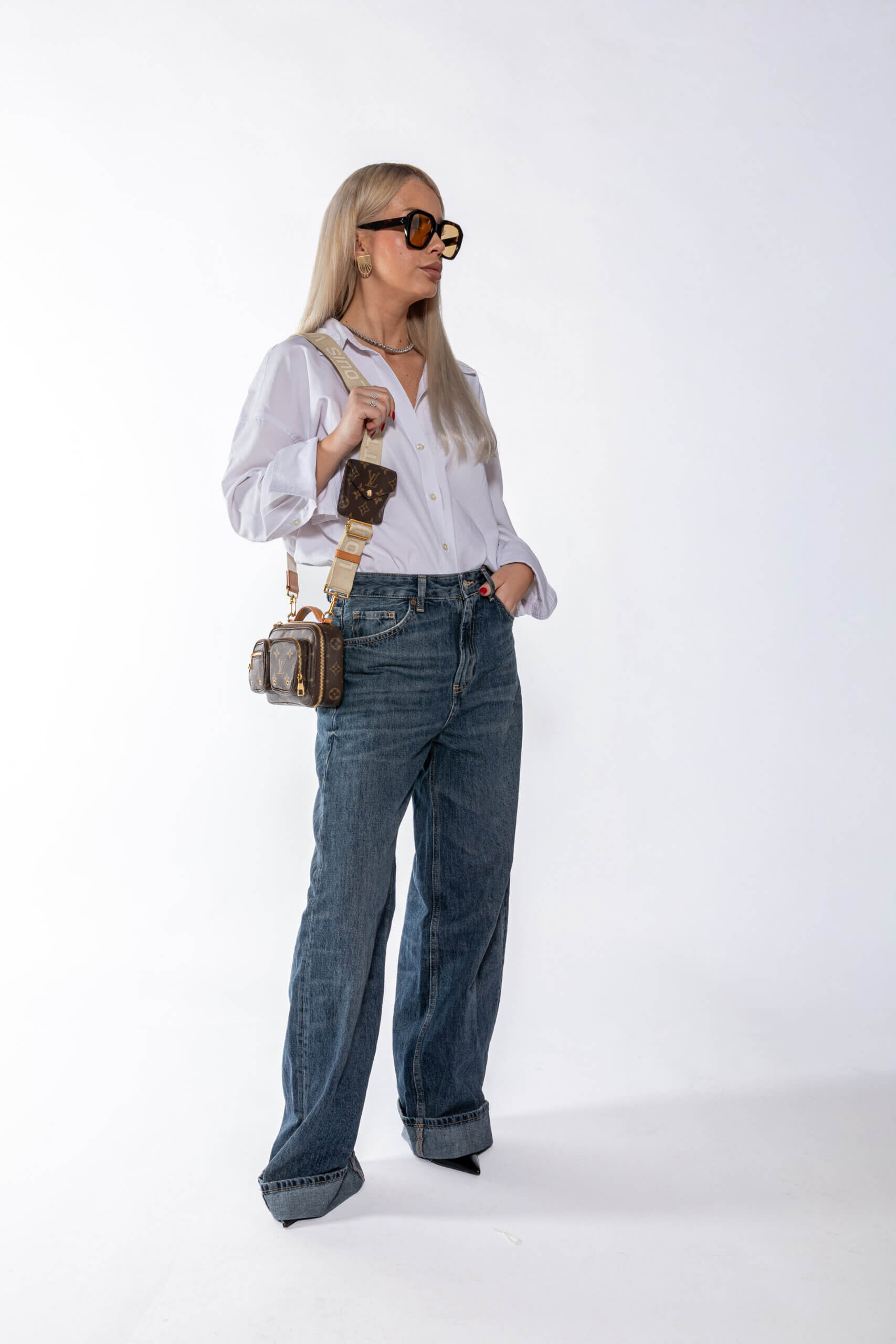 <span style="font-size: 10px;letter-spacing: .15em">HARD TO FIND</span><br> <strong>LOUIS VUITTON</strong><br> <div style="margin-top:10px;font-size:16px">Monogram Utility Crossbody</div><br> - Image 6
