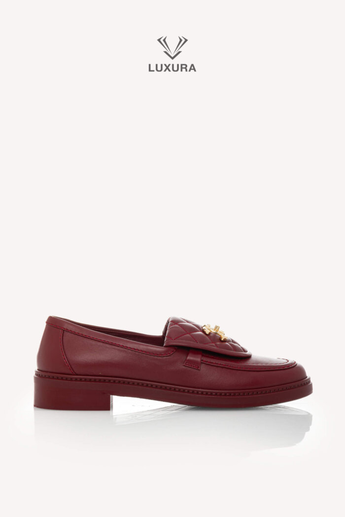 <span style="font-size: 10px;letter-spacing: .15em">HARD TO FIND</span><br> <strong>CHANEL</strong><br> <div style="margin-top:10px;font-size:16px">Crumpled Lambskin Quilted CC Turnlock Moccasins Burgundy 37C</div><br>